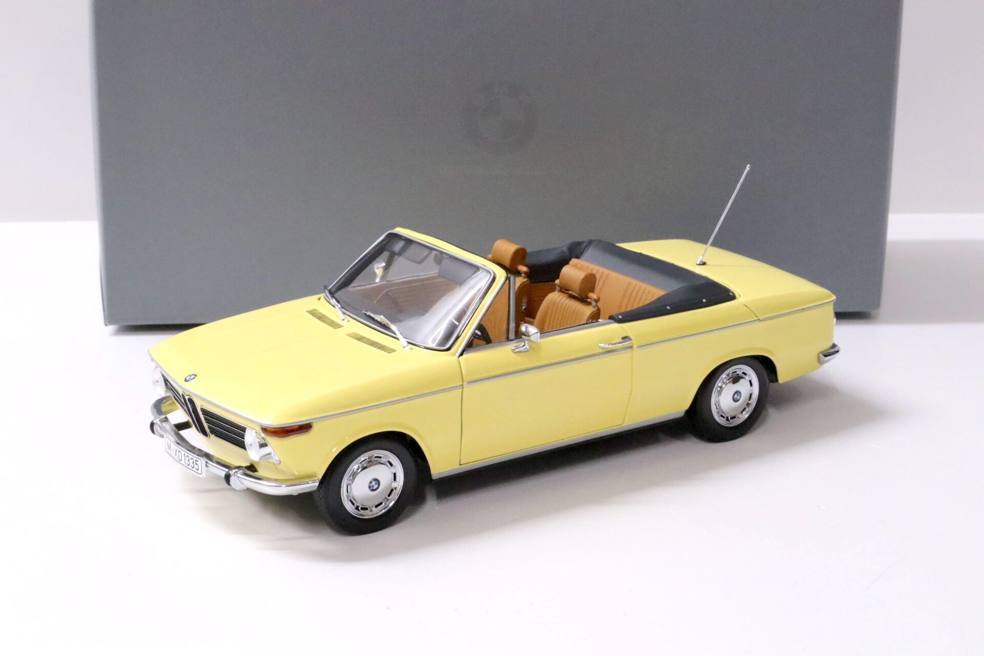 ID 61213 orig.jpg 1:18 Minichamps BMW 2002 Cabrio Convertible yellow DEALER VERSION