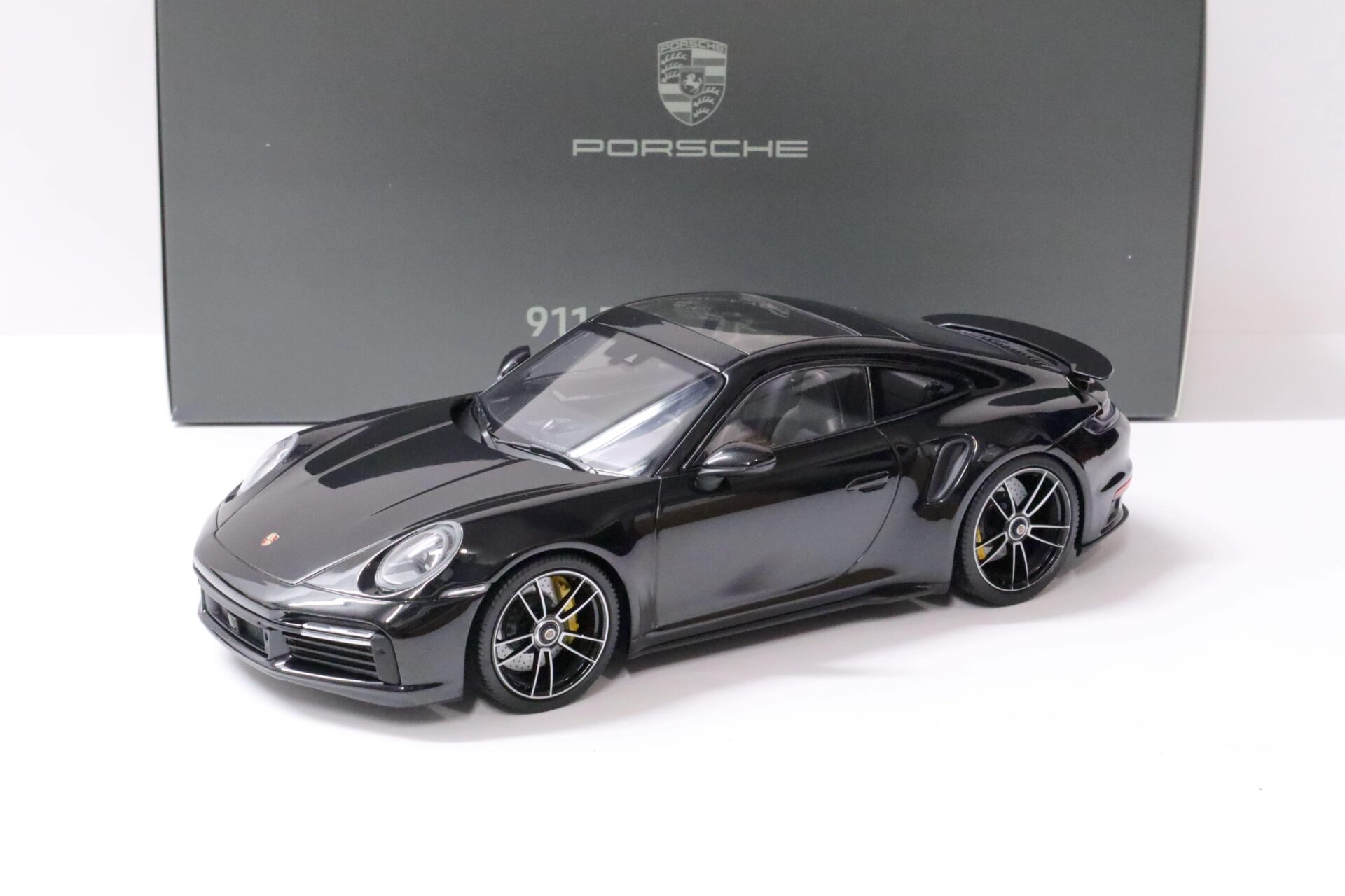1:18 Minichamps Porsche 911 (992) Turbo S Coupe deep black DEALER VERSION