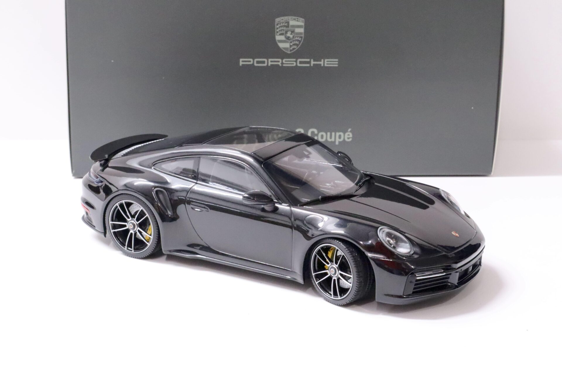 1:18 Minichamps Porsche 911 (992) Turbo S Coupe deep black DEALER VERSION