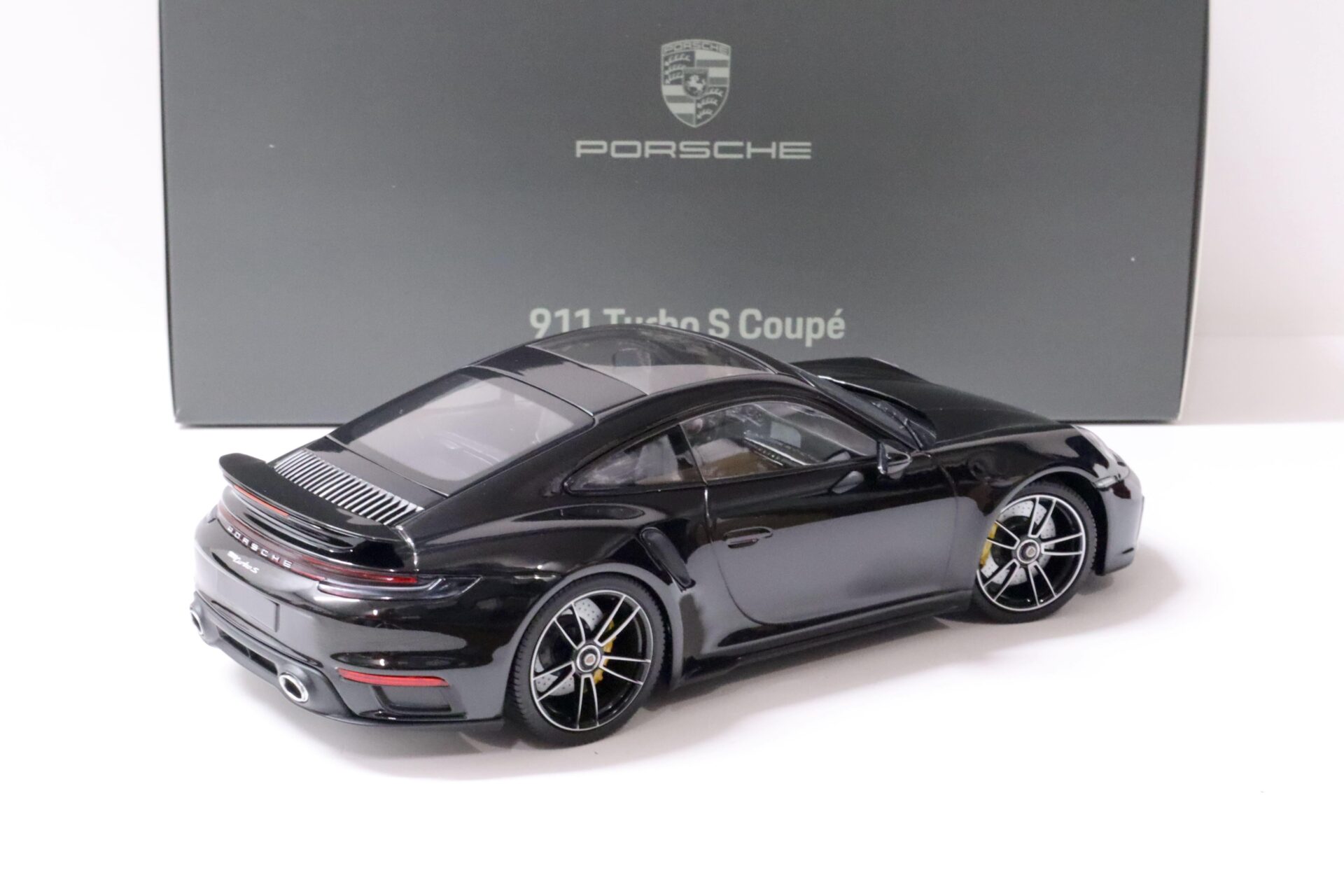 1:18 Minichamps Porsche 911 (992) Turbo S Coupe deep black DEALER VERSION