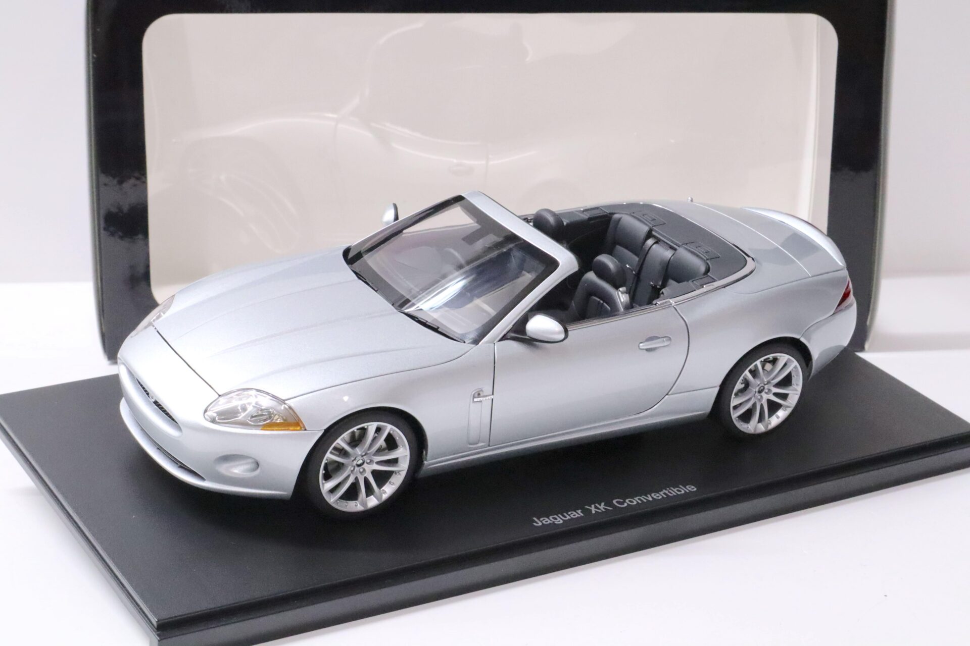 1:18 AUTOart Jaguar XK Cabriolet 2006 Liquid silver metallic