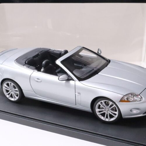 1:18 AUTOart Jaguar XK Cabriolet 2006 Liquid silver metallic
