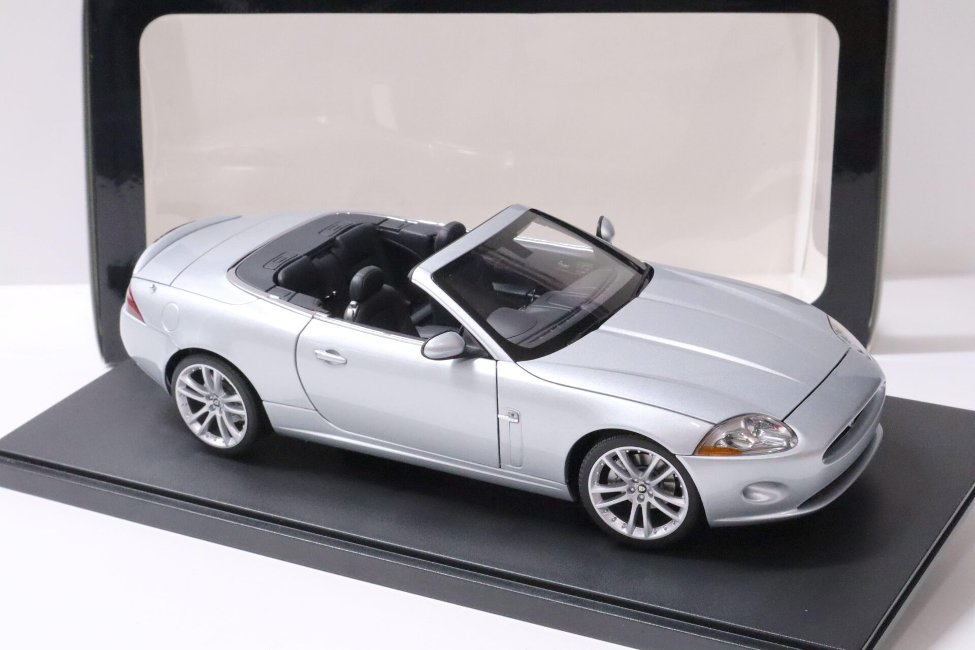 1:18 AUTOart Jaguar XK Cabriolet 2006 Liquid silver metallic