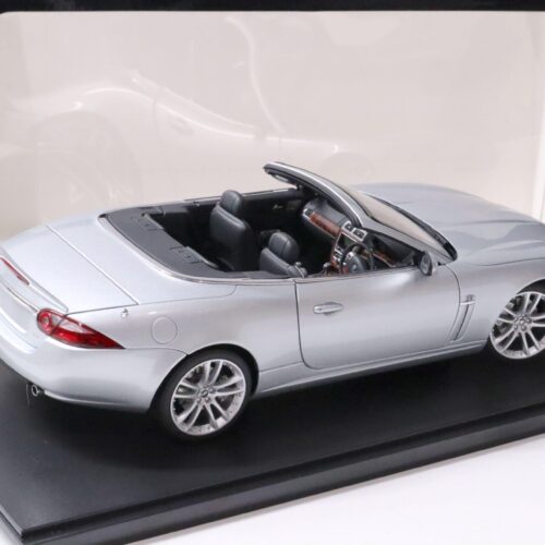 1:18 AUTOart Jaguar XK Cabriolet 2006 Liquid silver metallic