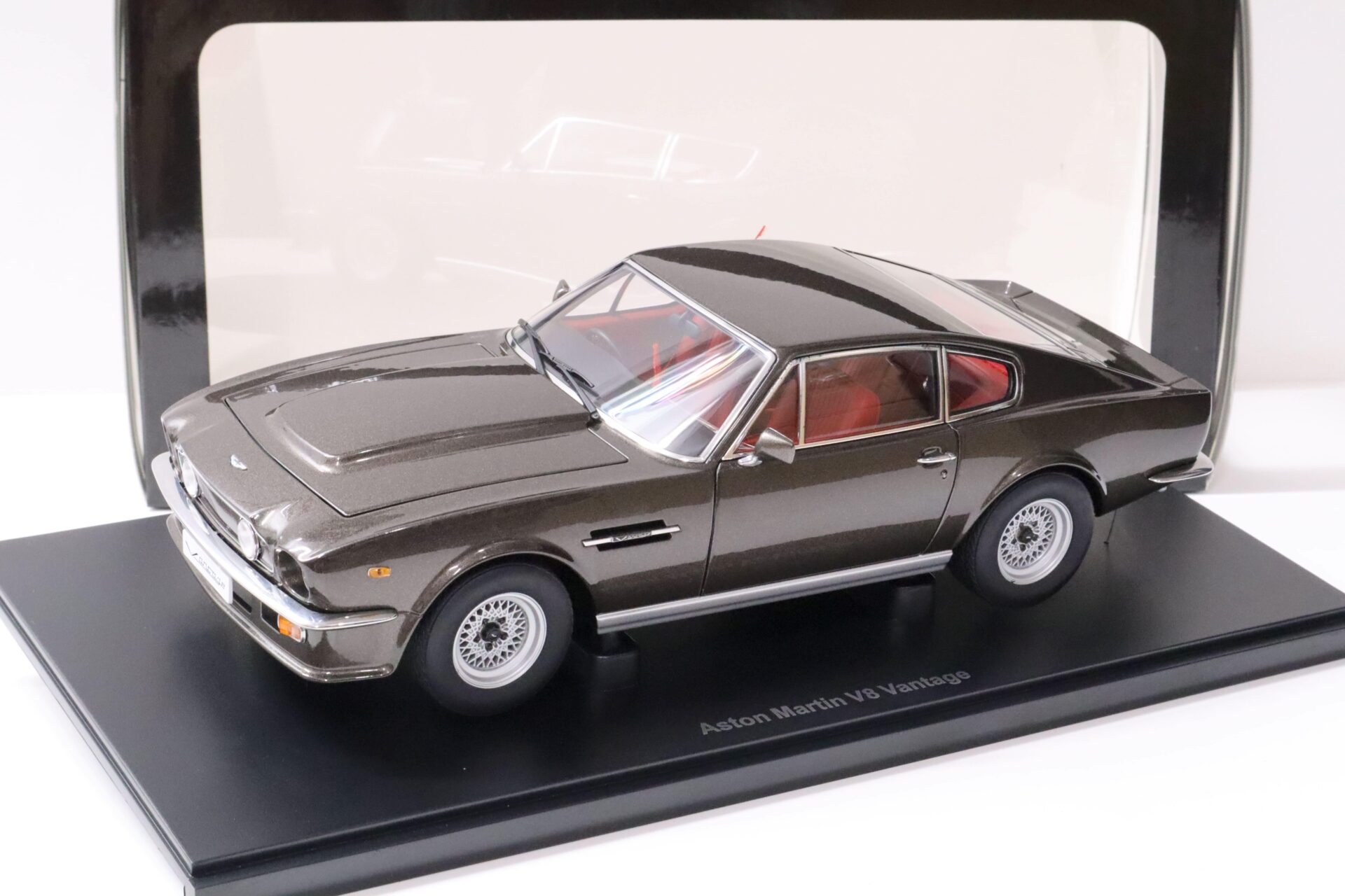 1:18 AUTOart Aston Martin V8 Vantage Coupe 1985 Cumberland grey metallic