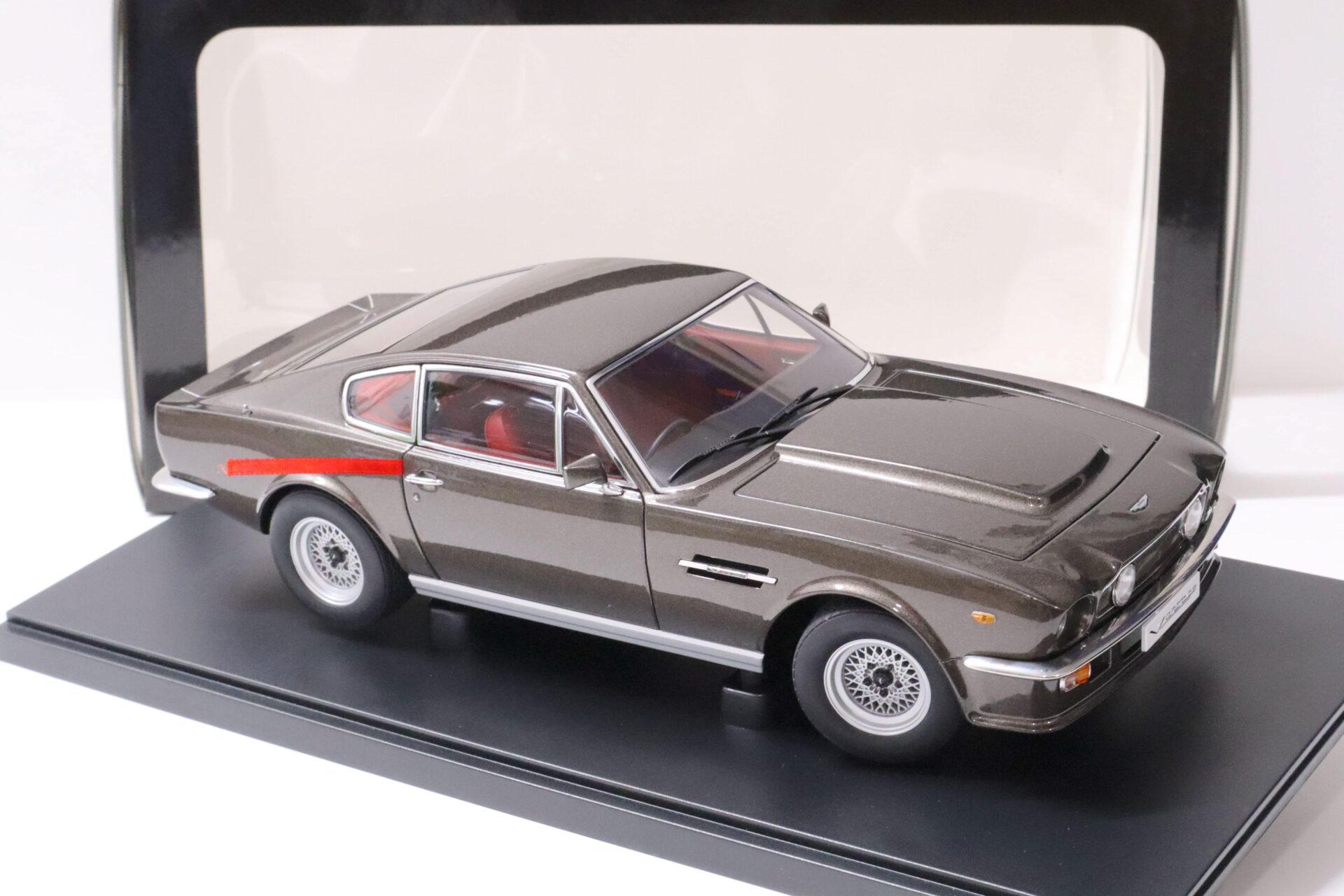 1:18 AUTOart Aston Martin V8 Vantage Coupe 1985 Cumberland grey metallic