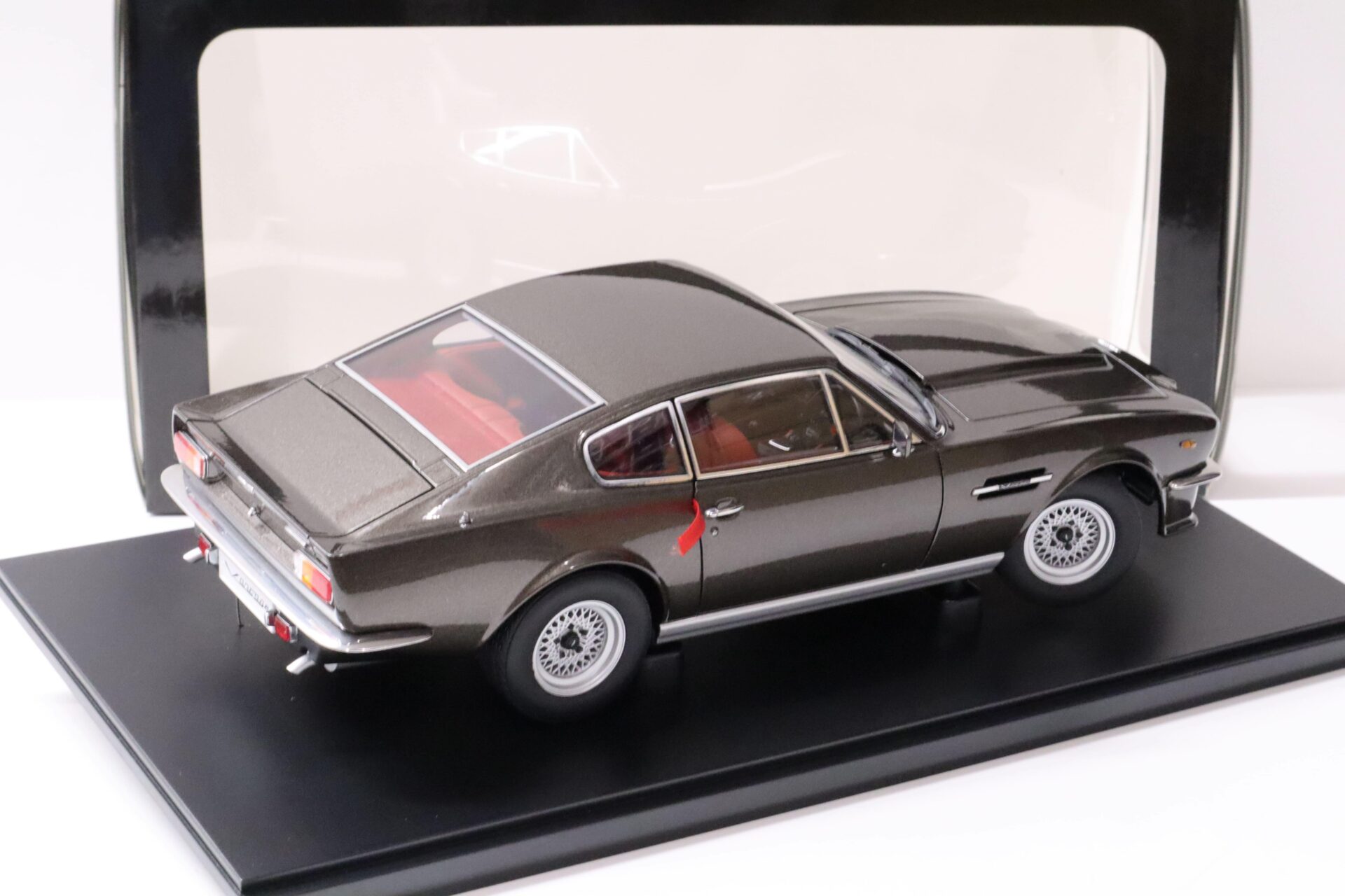 1:18 AUTOart Aston Martin V8 Vantage Coupe 1985 Cumberland grey metallic