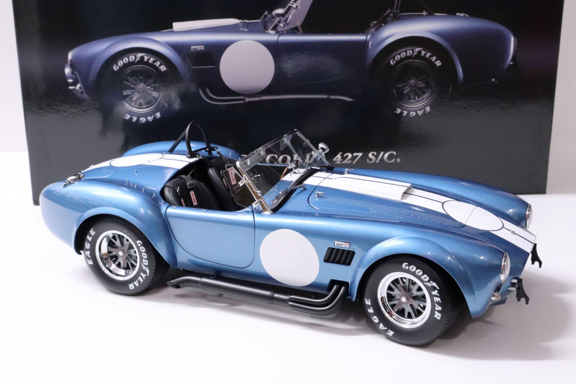1:12 Kyosho Shelby Cobra 427 S/C light blue / white stripes Die-Cast