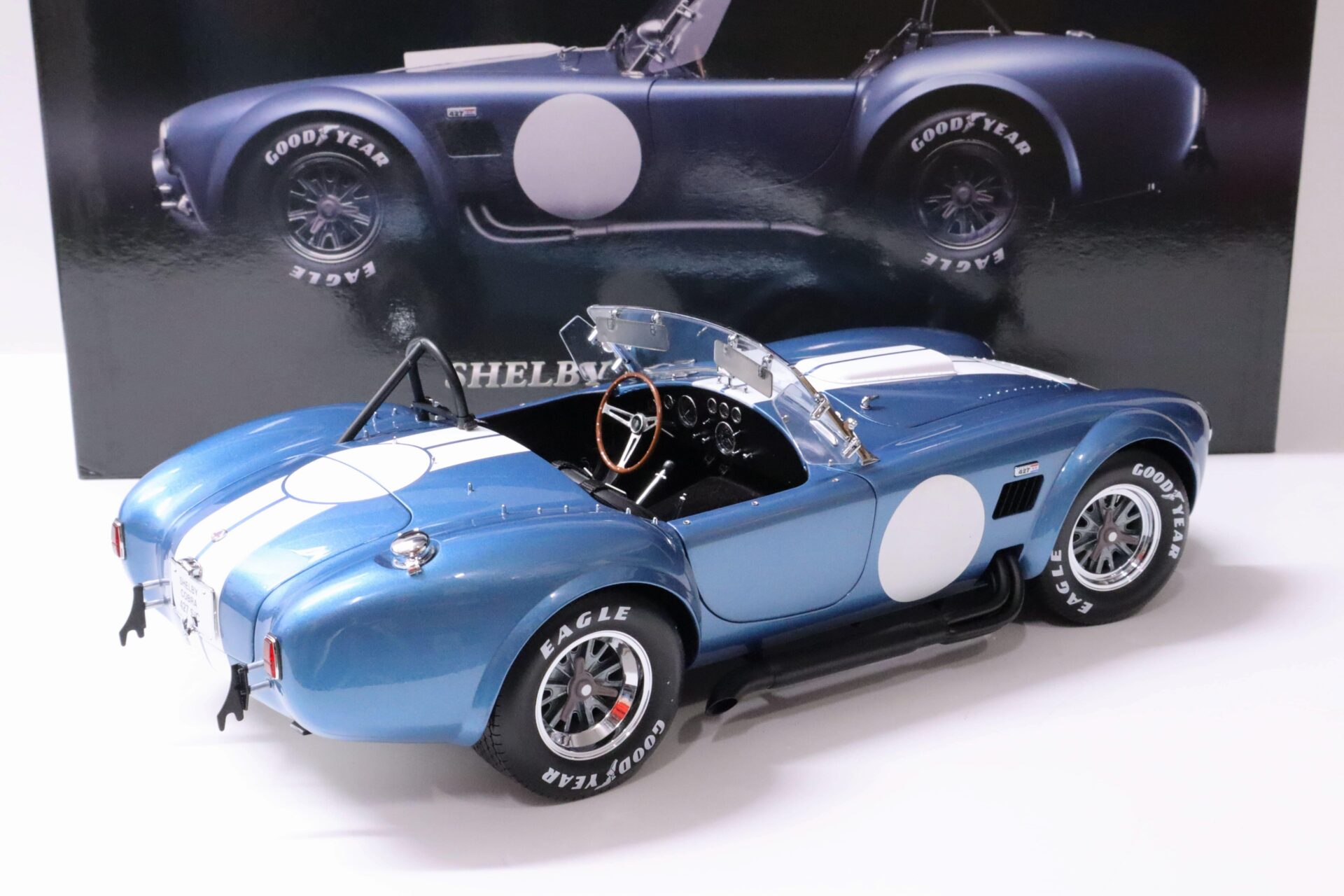 1:12 Kyosho Shelby Cobra 427 S/C light blue / white stripes Die-Cast