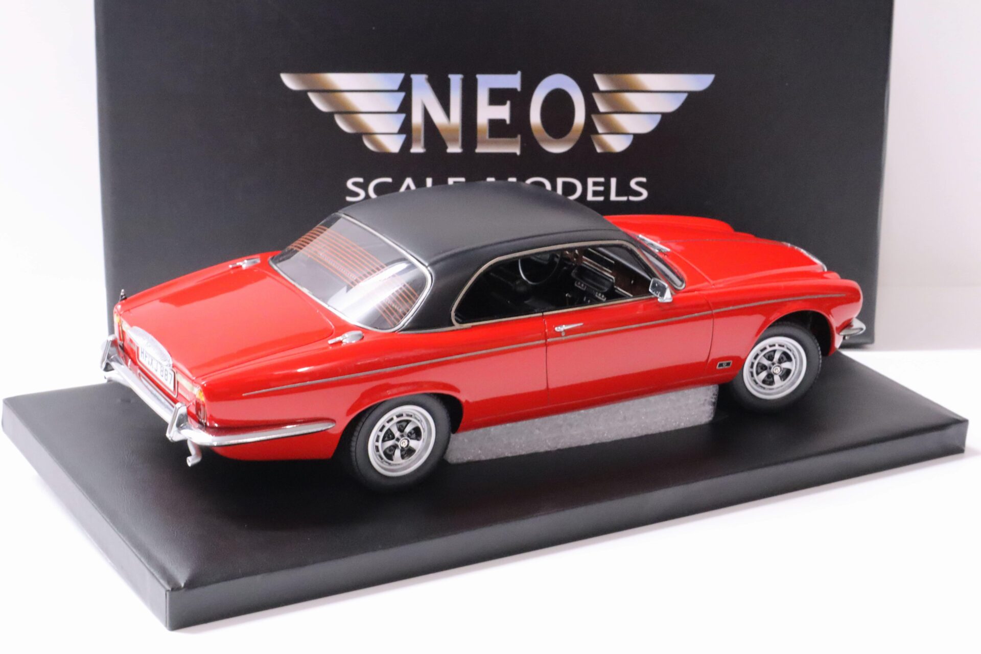 1:18 NEO Daimler Double Six Coupe 1979 red/ black roof