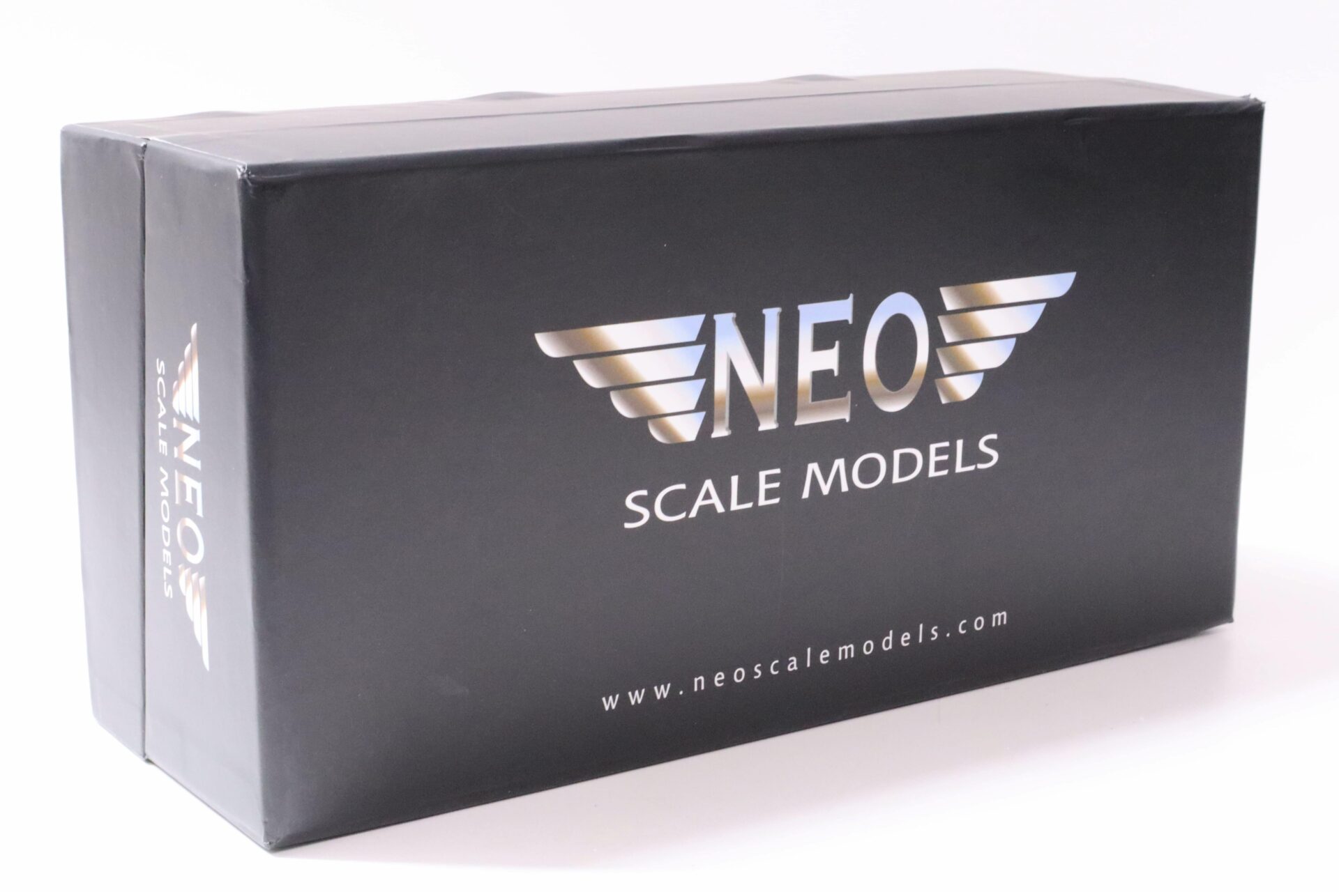 1:18 NEO Daimler Double Six Coupe 1979 red/ black roof