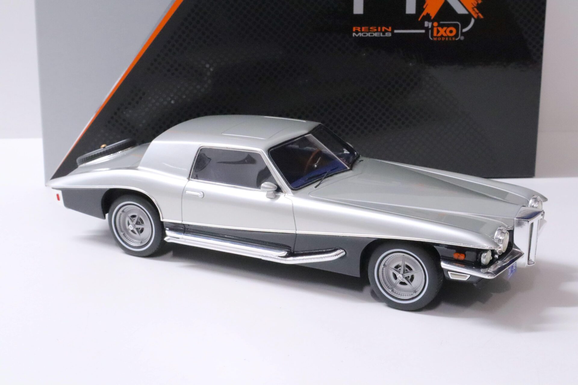 1:18 PremiumX Stutz Blackhawk Coupe 2-Tones silver/ black 1971