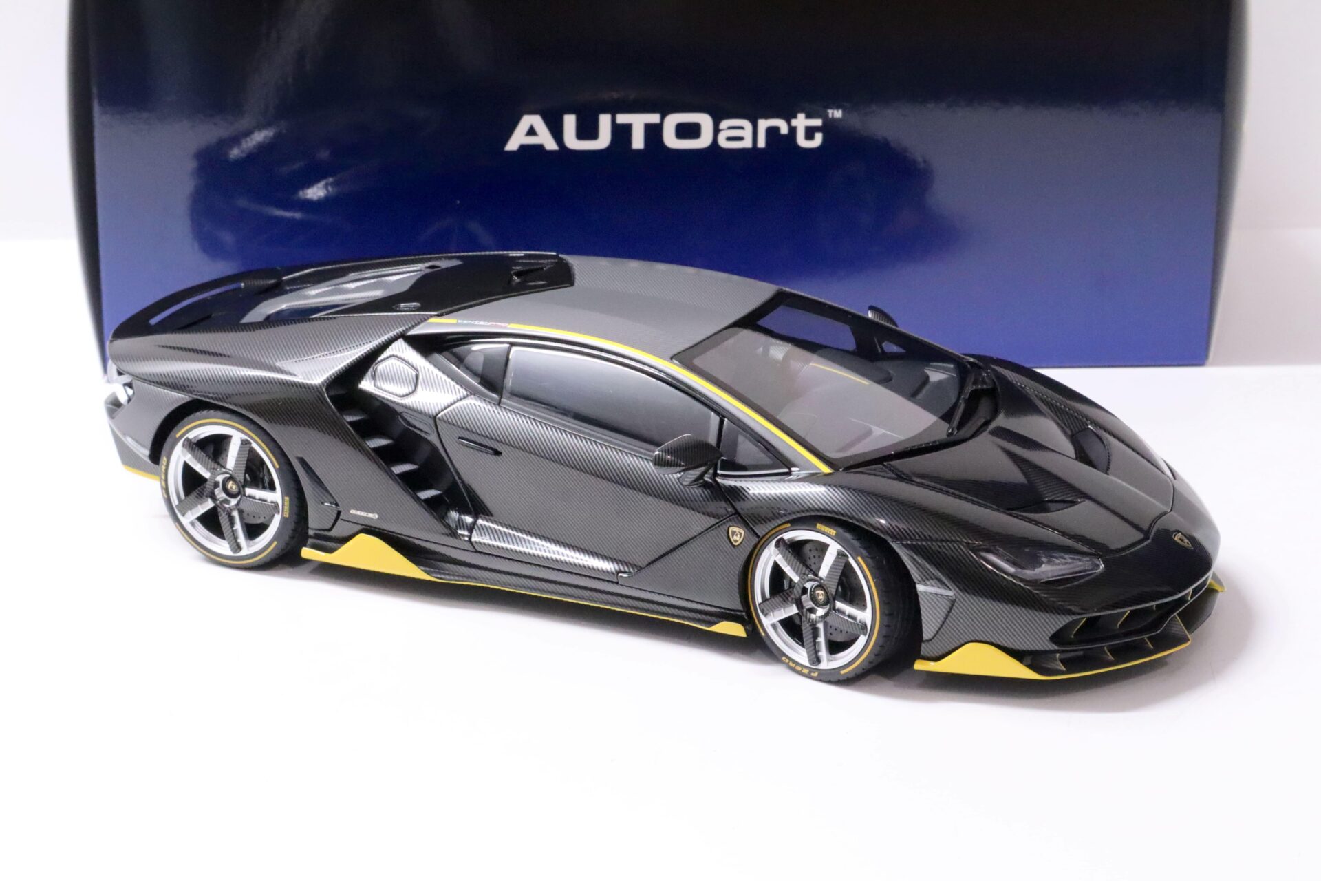1:18 AUTOart Lamborghini Centenario 2017 Clear Carbon/ yellow 79114