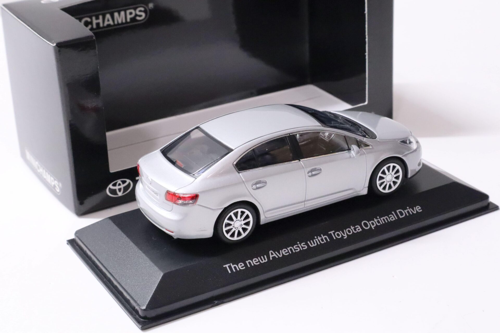 1:43 Minichamps Toyota Avensis T27 Limousine silver 2009 DEALER VERSION