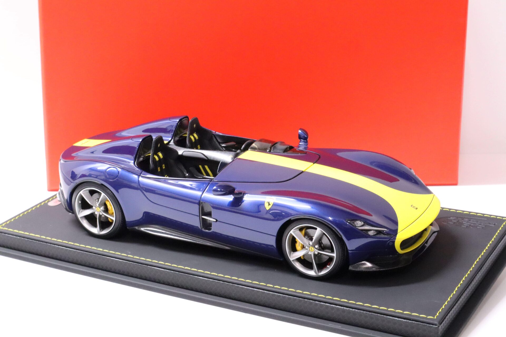 1:18 BBR Ferrari Monza SP2 blue Tour de France/ yellow stripes with display Limited Edition