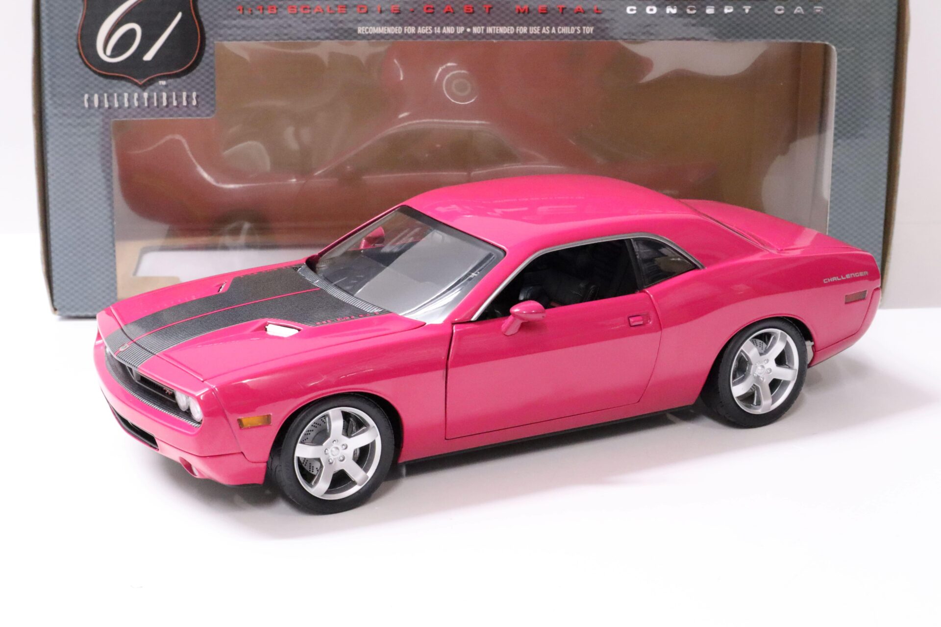 ID 61851 orig.jpg 1:18 Highway61 Dodge Challenger Concept Car 2005 Panther pink