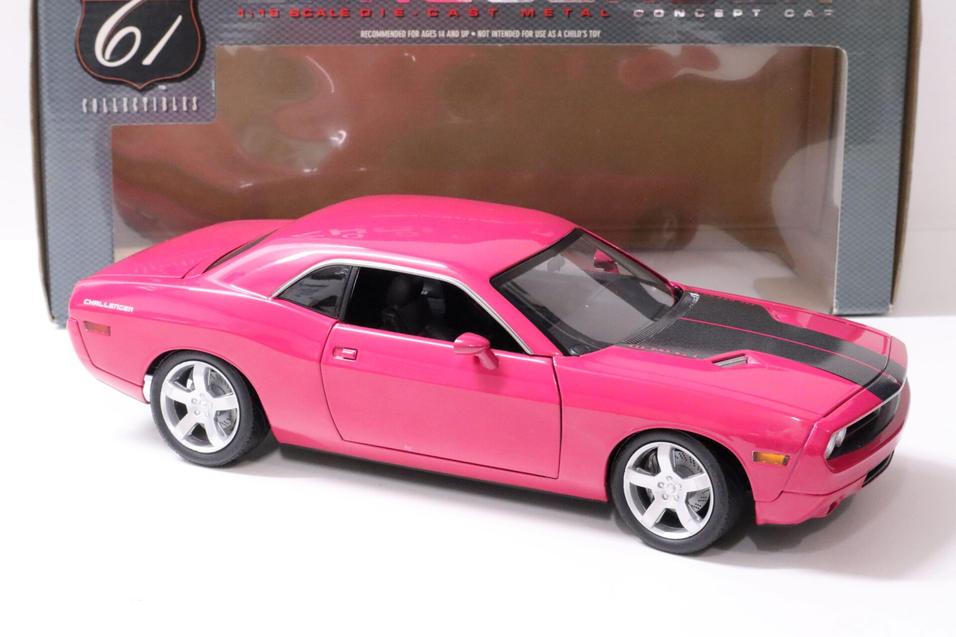 1:18 Highway61 Dodge Challenger Concept Car 2005 Panther pink