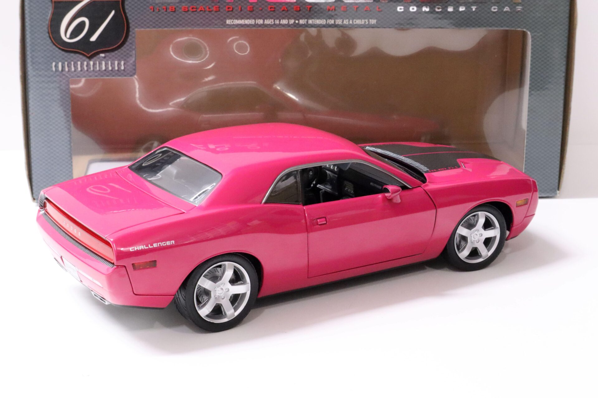 1:18 Highway61 Dodge Challenger Concept Car 2005 Panther pink