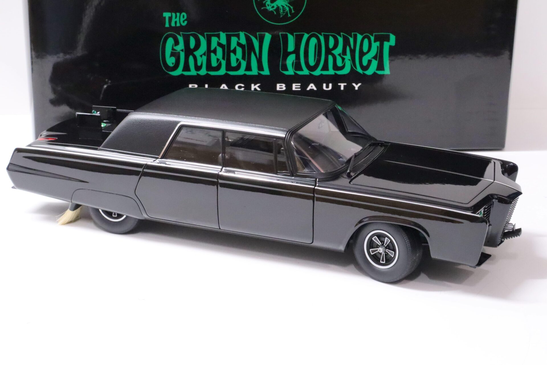 1:18 AUTOart Chrysler Imperial 1965 Black Beauty - The Green Hornet 71546