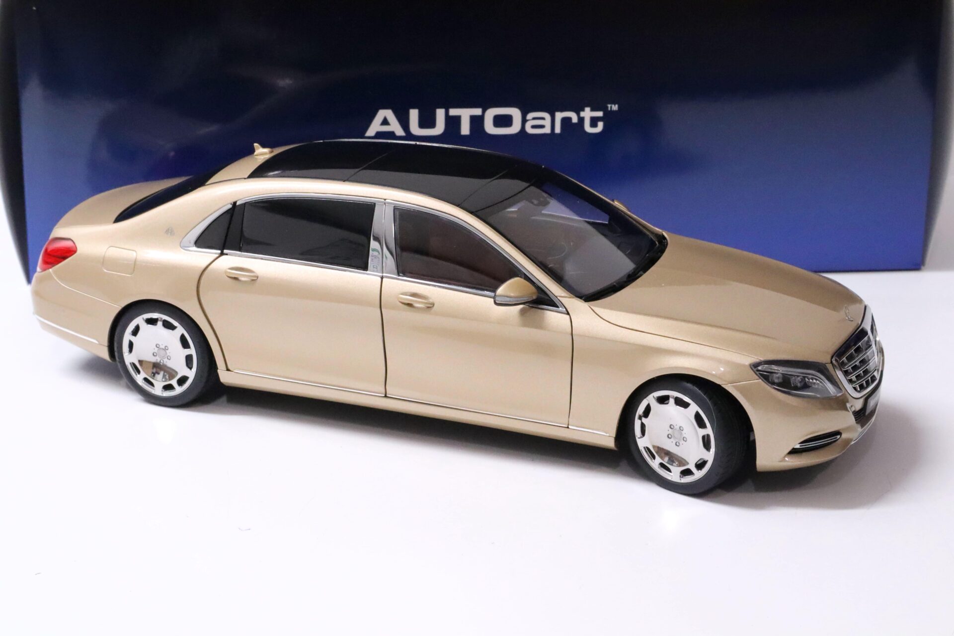 1:18 AUTOart Mercedes - Maybach S-Klasse S600 Limousine light gold metallic