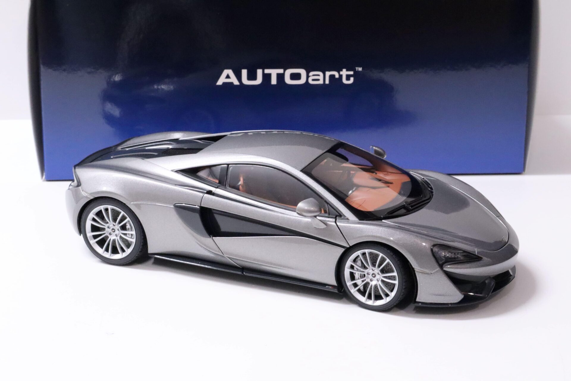 1:18 AUTOart McLaren 570S Coupe 2015 Blade silver/ silver wheels 76043