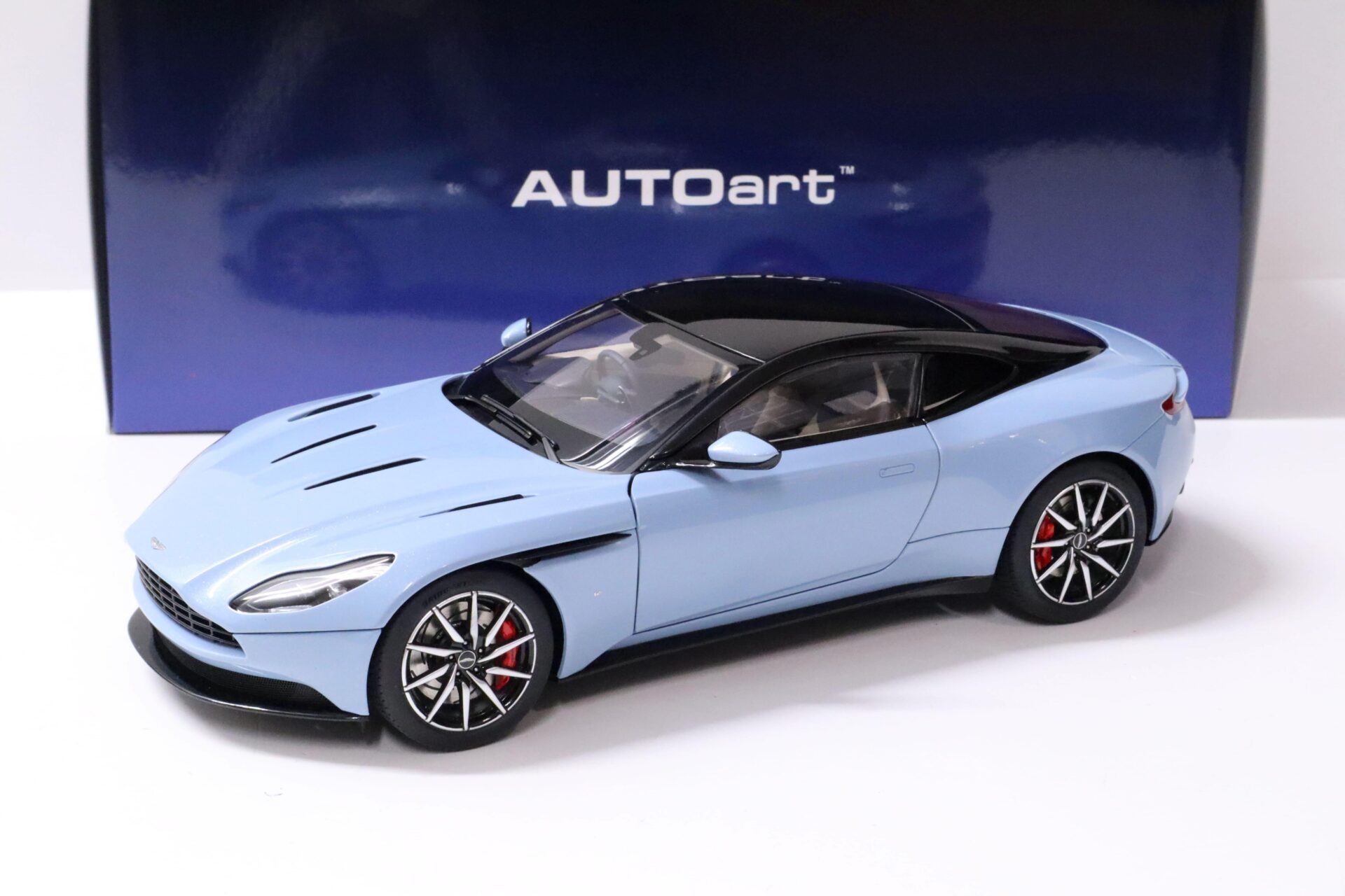 1:18 AUTOart Aston Martin DB11 Coupe Q Frosted Glass blue 70268