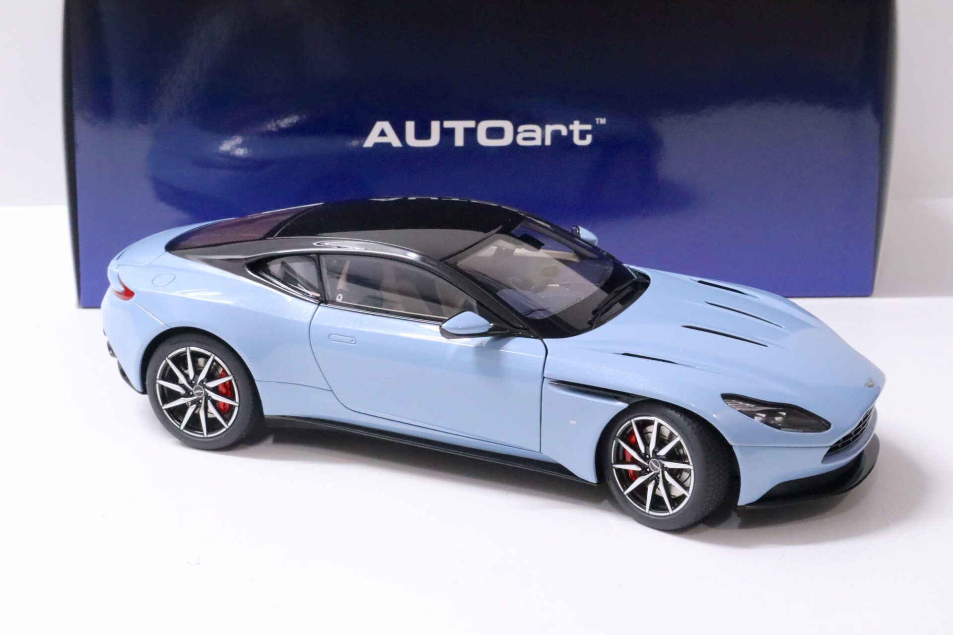 1:18 AUTOart Aston Martin DB11 Coupe Q Frosted Glass blue 70268