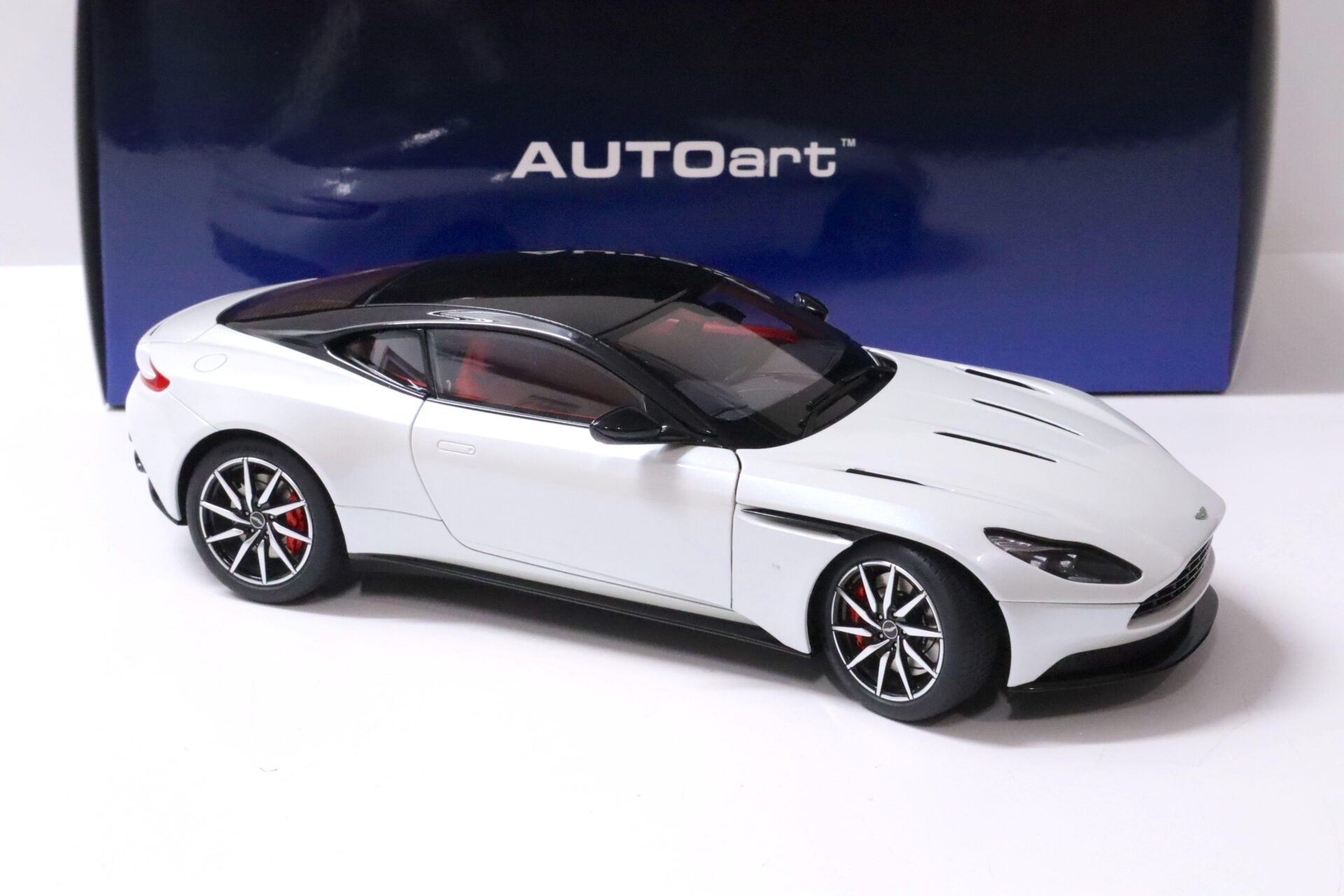 1:18 AUTOart Aston Martin DB11 Coupe Morning frost white 70266