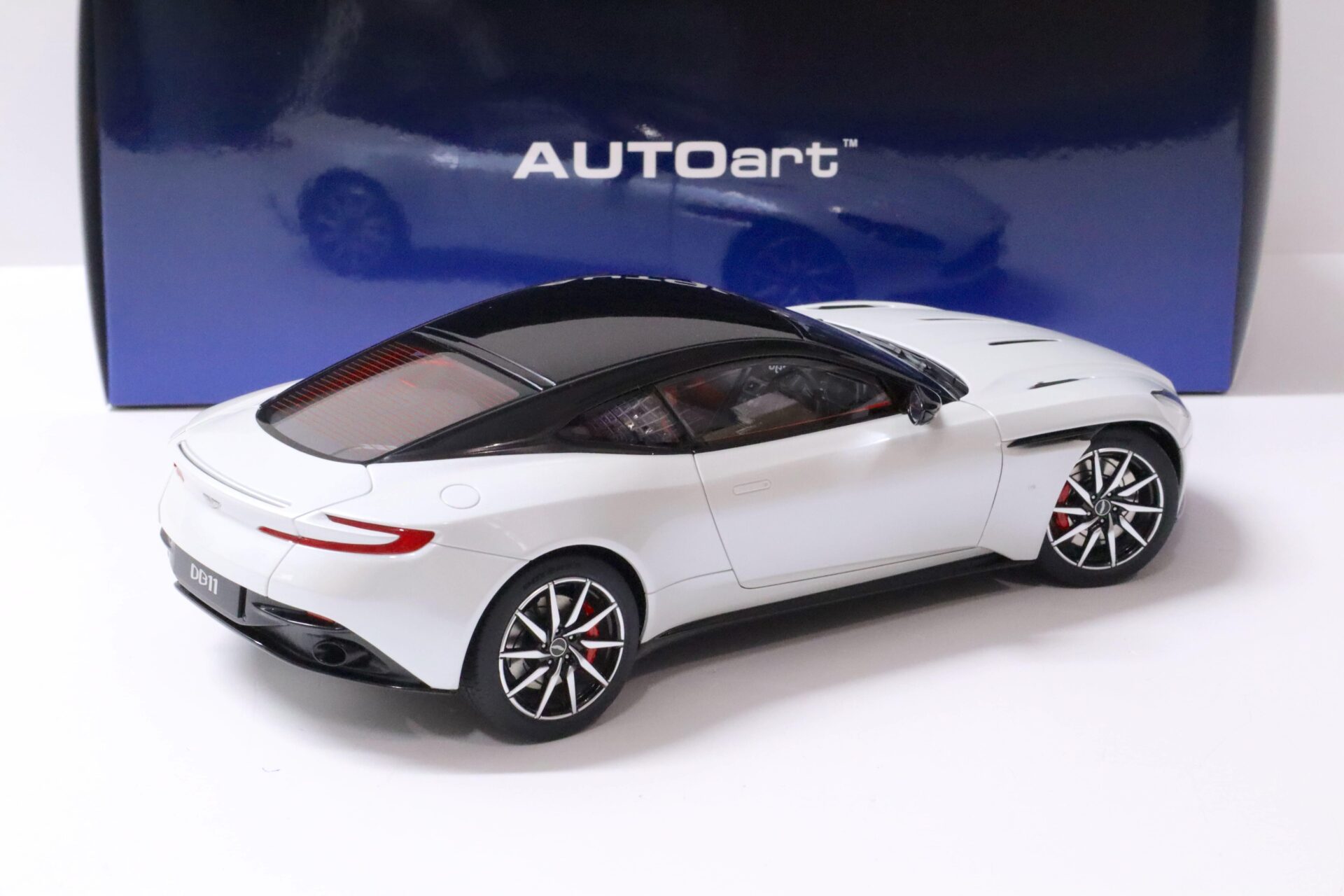 1:18 AUTOart Aston Martin DB11 Coupe Morning frost white 70266