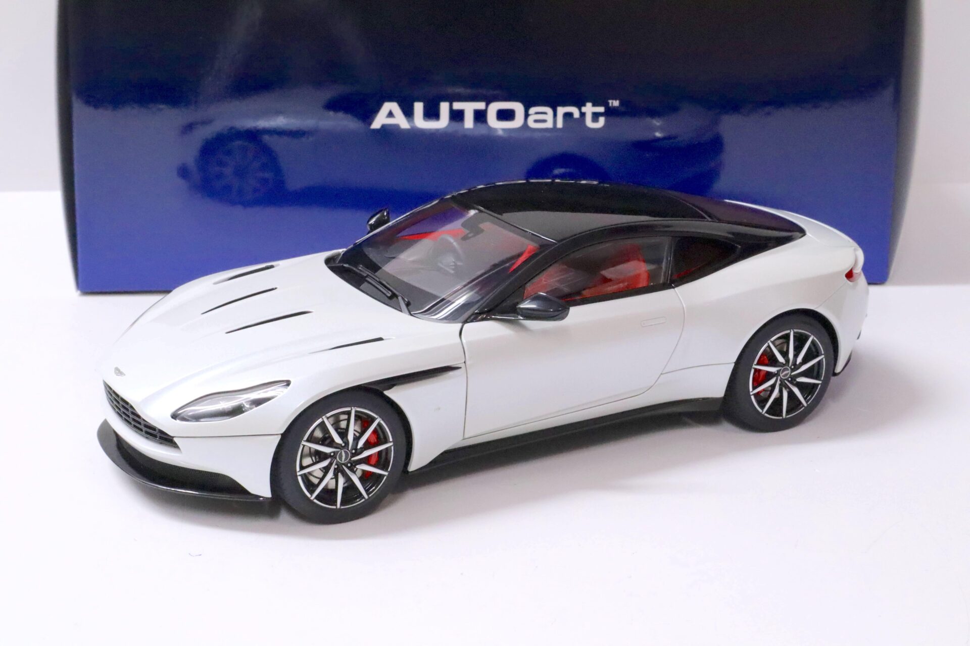 1:18 AUTOart Aston Martin DB11 Coupe Morning frost white 70266