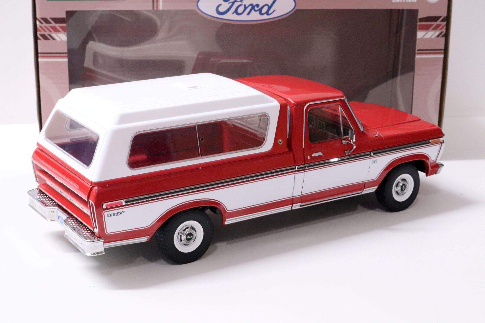1:18 Greenlight Ford F-100 Pick Up with removable Hardtop red/ white 1975