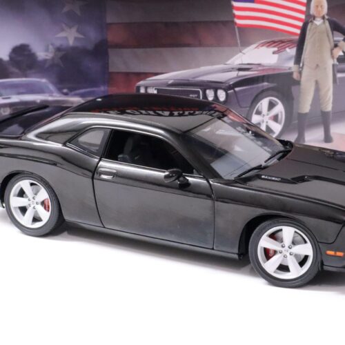 1:18 ACME 2010 Dodge Challenger SRT8 Coupe black + George Washington Figure - Image 3