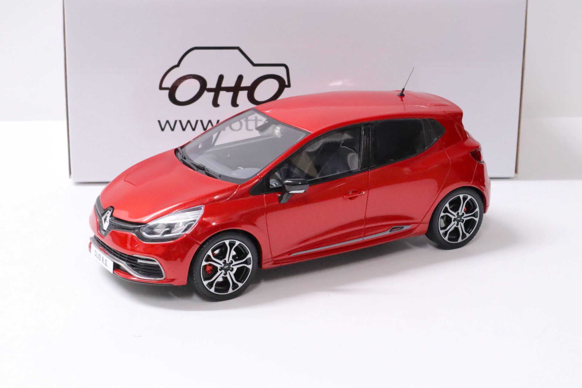 ID 62190 orig.jpg 1:18 OTTO mobile OT926 Renault Clio 4 RS Trophy 220 EDC red metallic 2016
