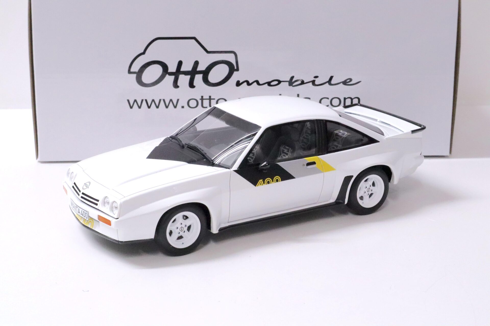 1:18 OTTO mobile OT921 Opel Manta B400 Coupe 1982 white