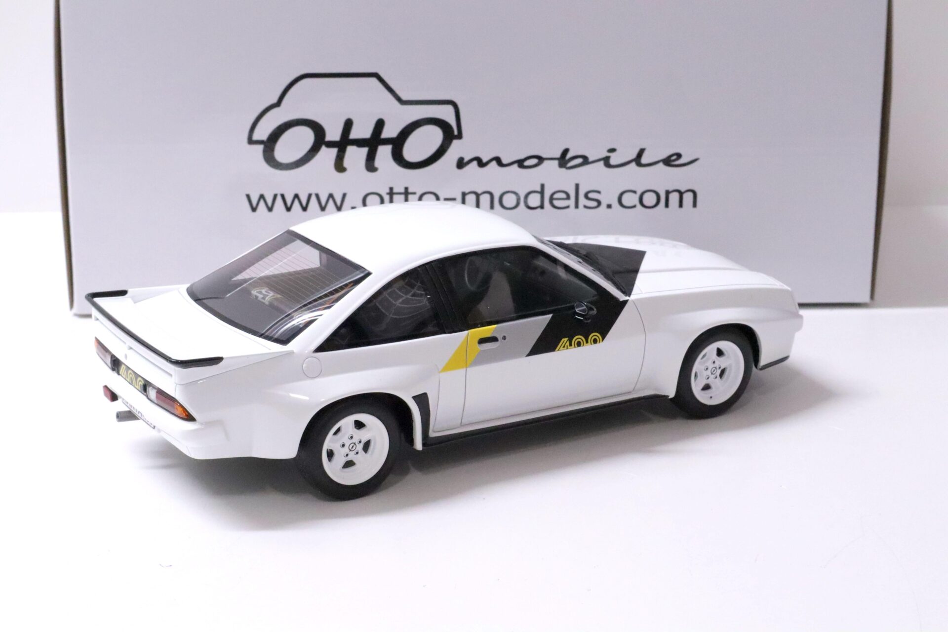 1:18 OTTO mobile OT921 Opel Manta B400 Coupe 1982 white