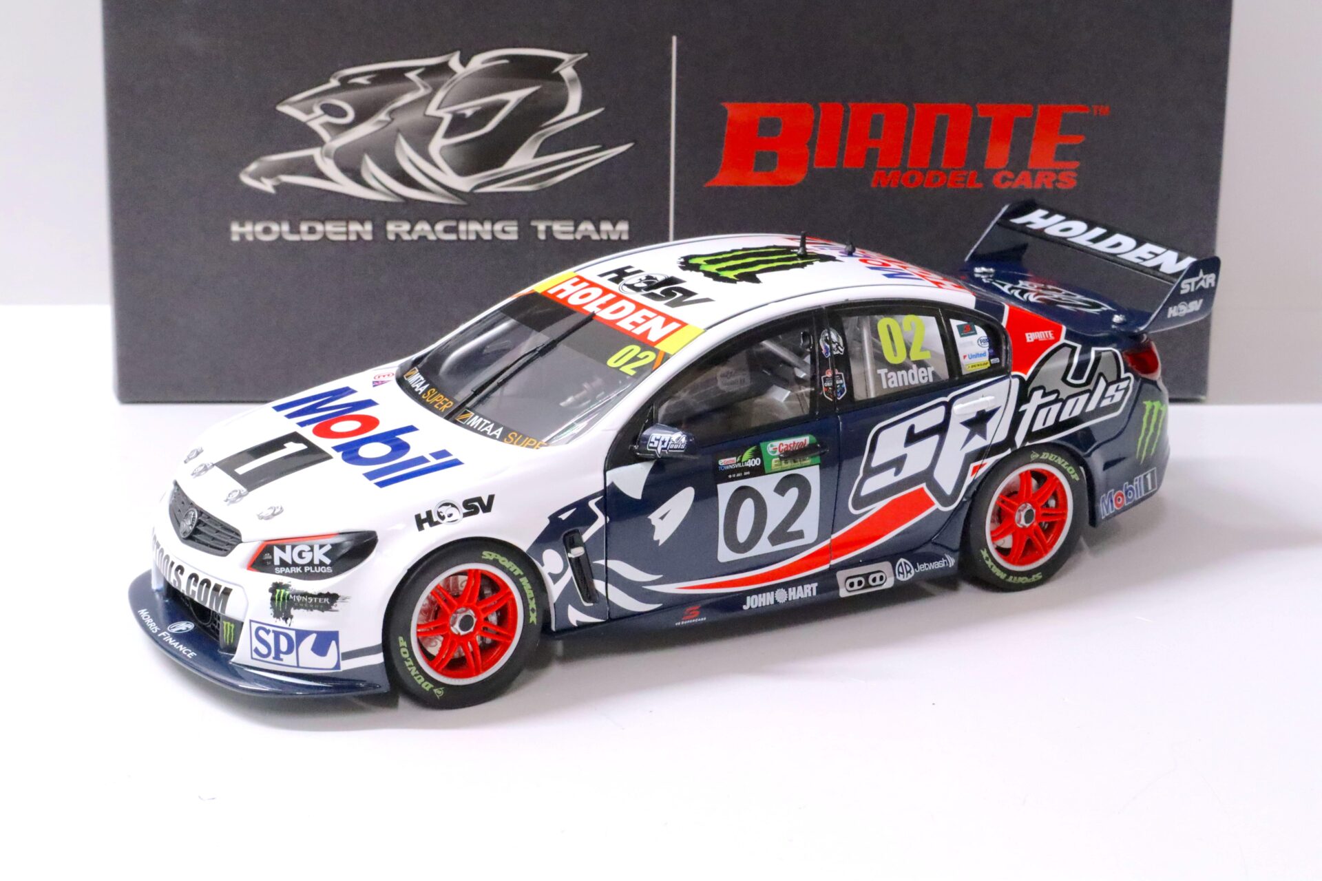 1:18 BIANTE Holden VF Commodore V8 Supercar 2015 Townsville 400 Tander #02
