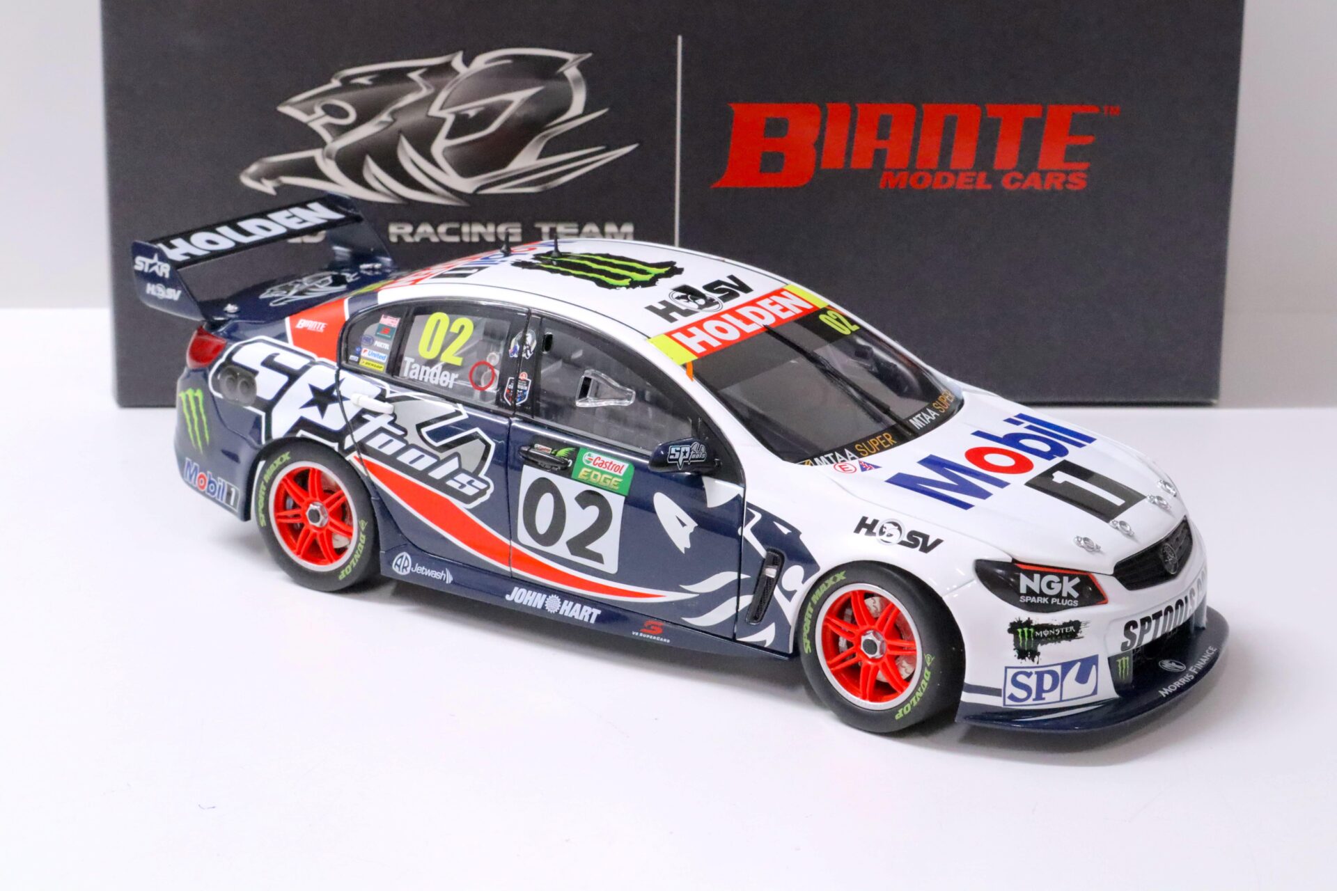 1:18 BIANTE Holden VF Commodore V8 Supercar 2015 Townsville 400 Tander #02