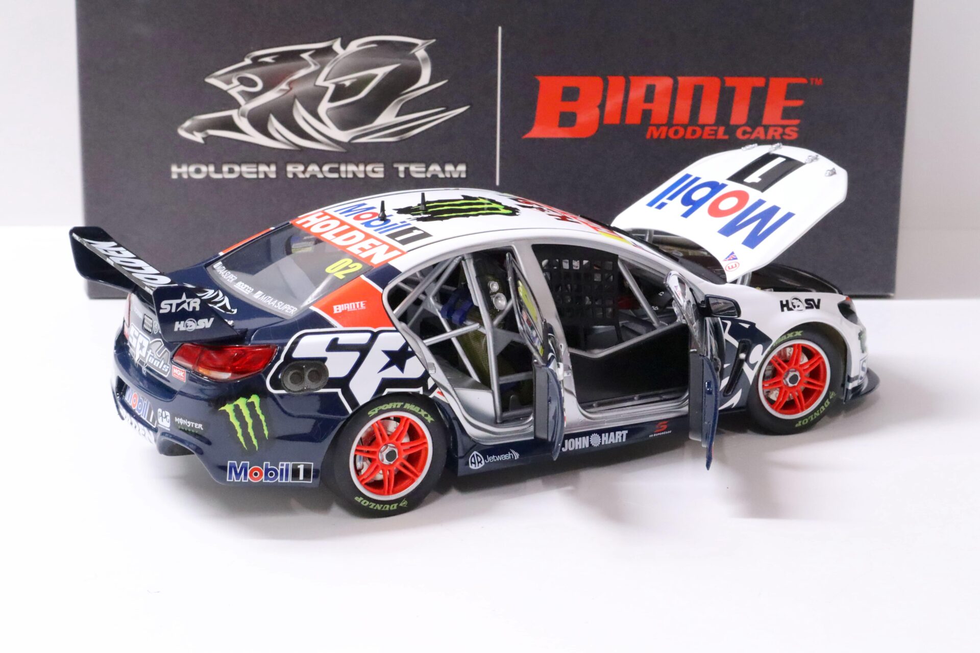 1:18 BIANTE Holden VF Commodore V8 Supercar 2015 Townsville 400 Tander #02