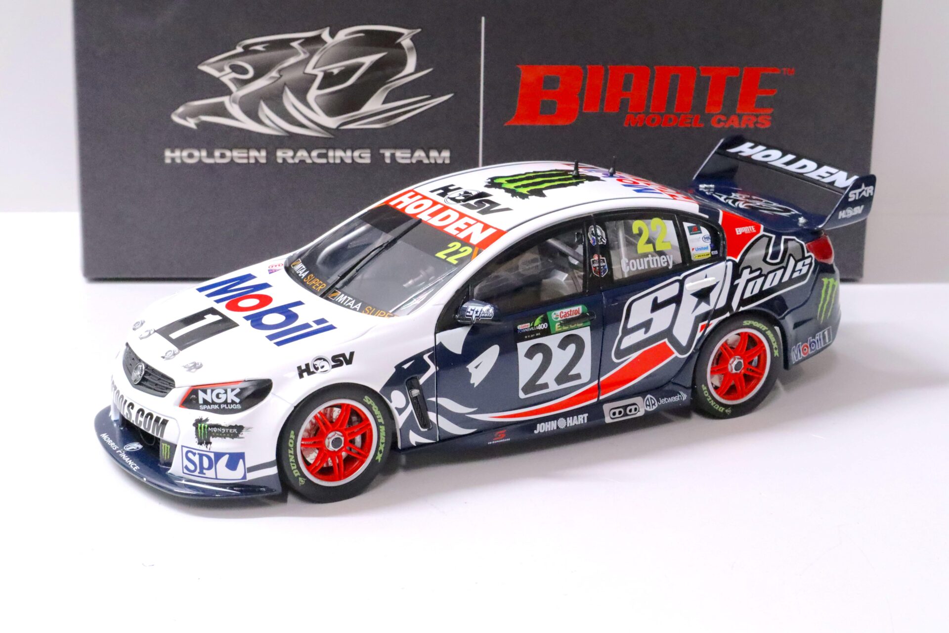 1:18 BIANTE Holden VF Commodore V8 Supercar 2015 Townsville 400 Courtney #22