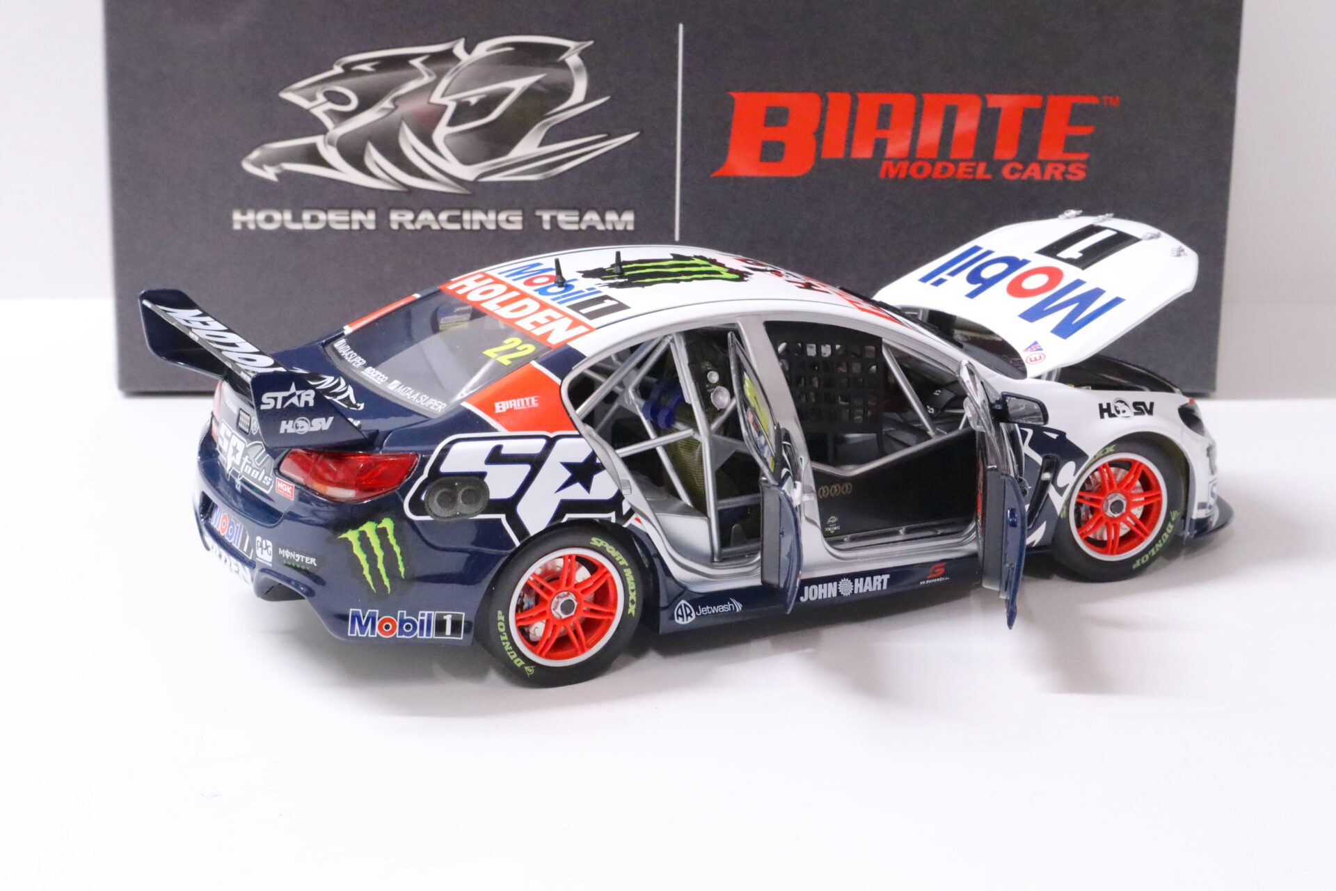 1:18 BIANTE Holden VF Commodore V8 Supercar 2015 Townsville 400 Courtney #22