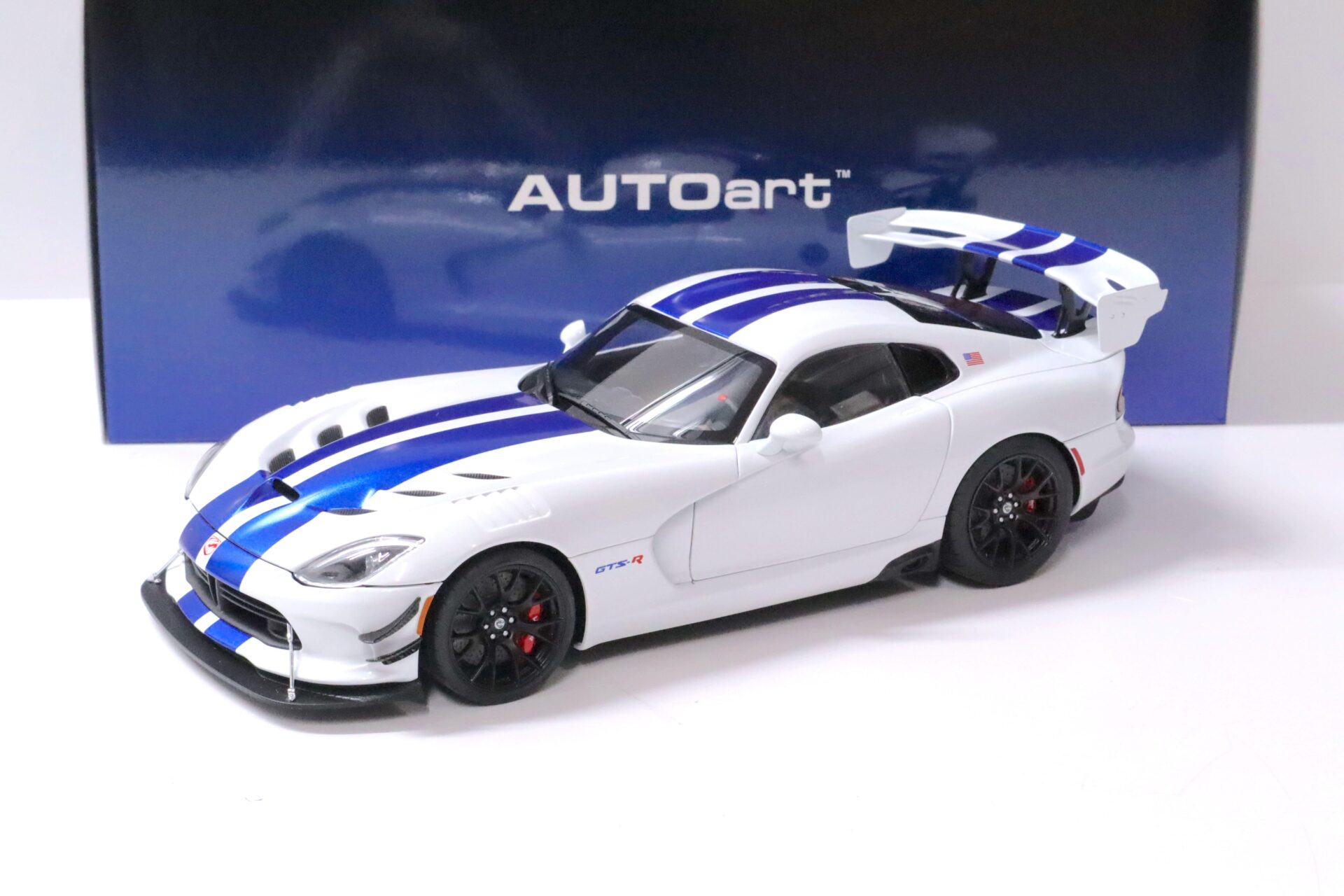 1:18 AUTOart Dodge Viper GTS-R Commemorative Edition ACR 2017 pearl white/ blue stripes