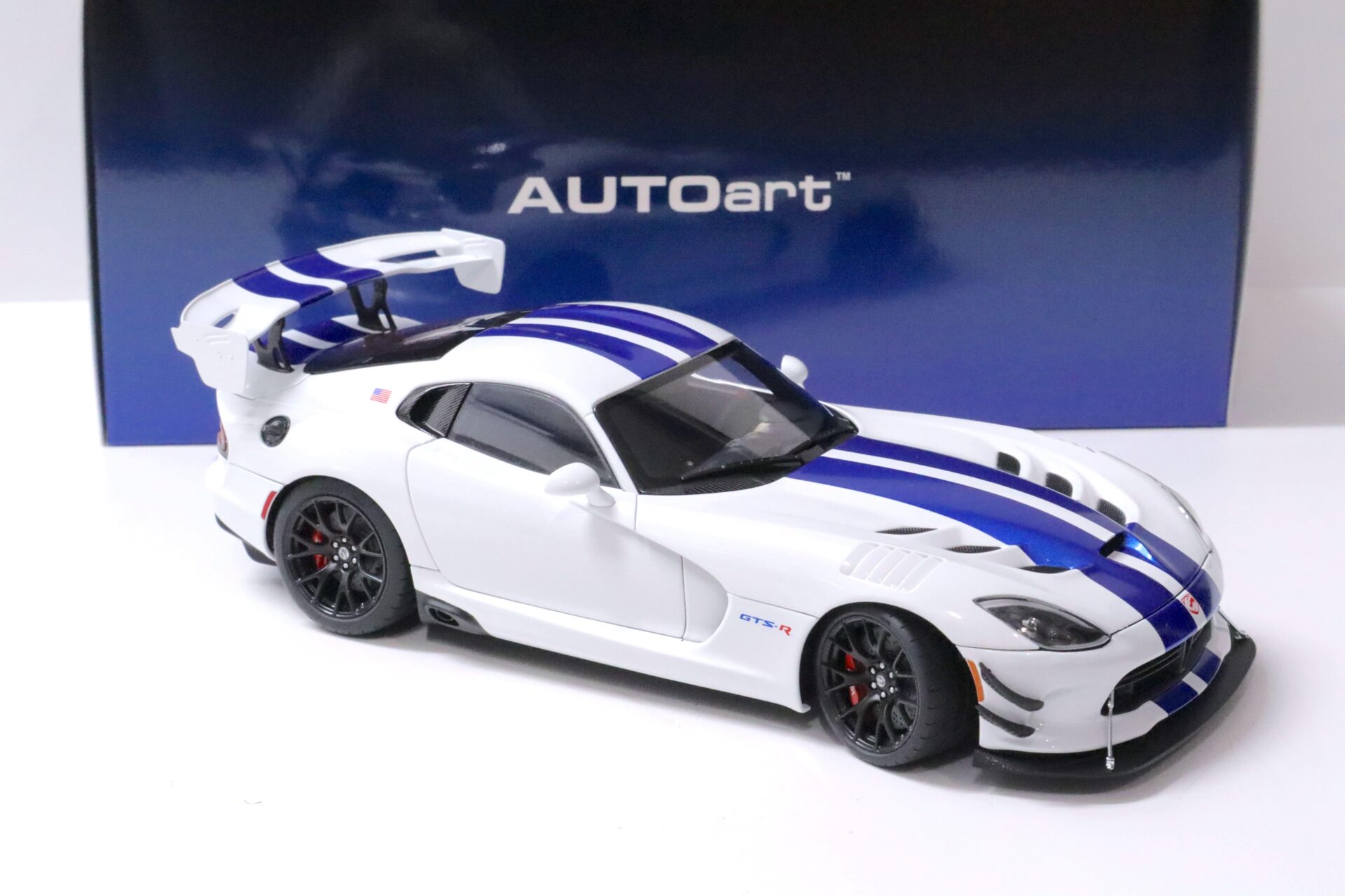 1:18 AUTOart Dodge Viper GTS-R Commemorative Edition ACR 2017 pearl white/ blue stripes