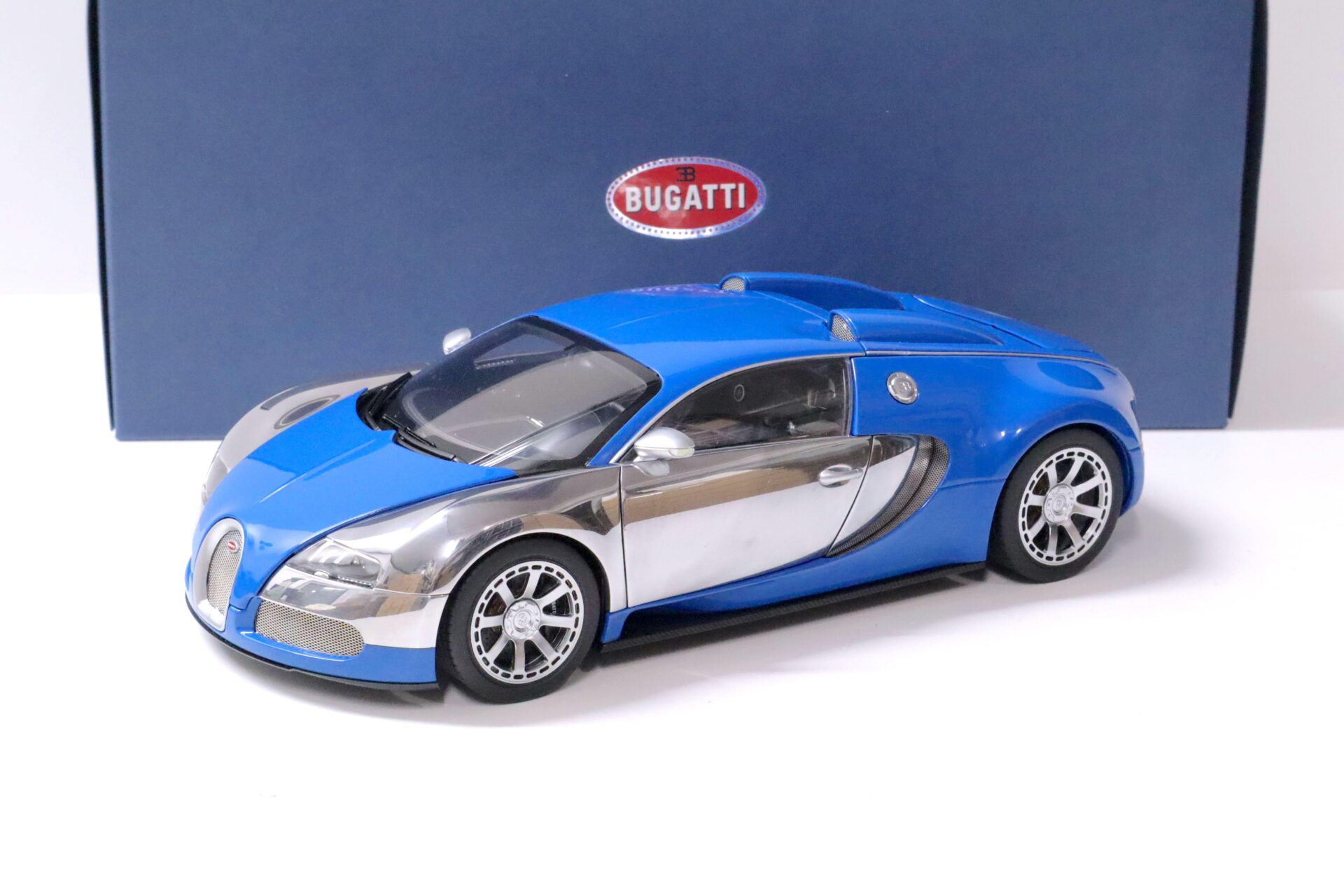 1:18 AUTOart Bugatti Veyron LÂ´Edition Centenaire French blue/ Jean-Pierre Wimille