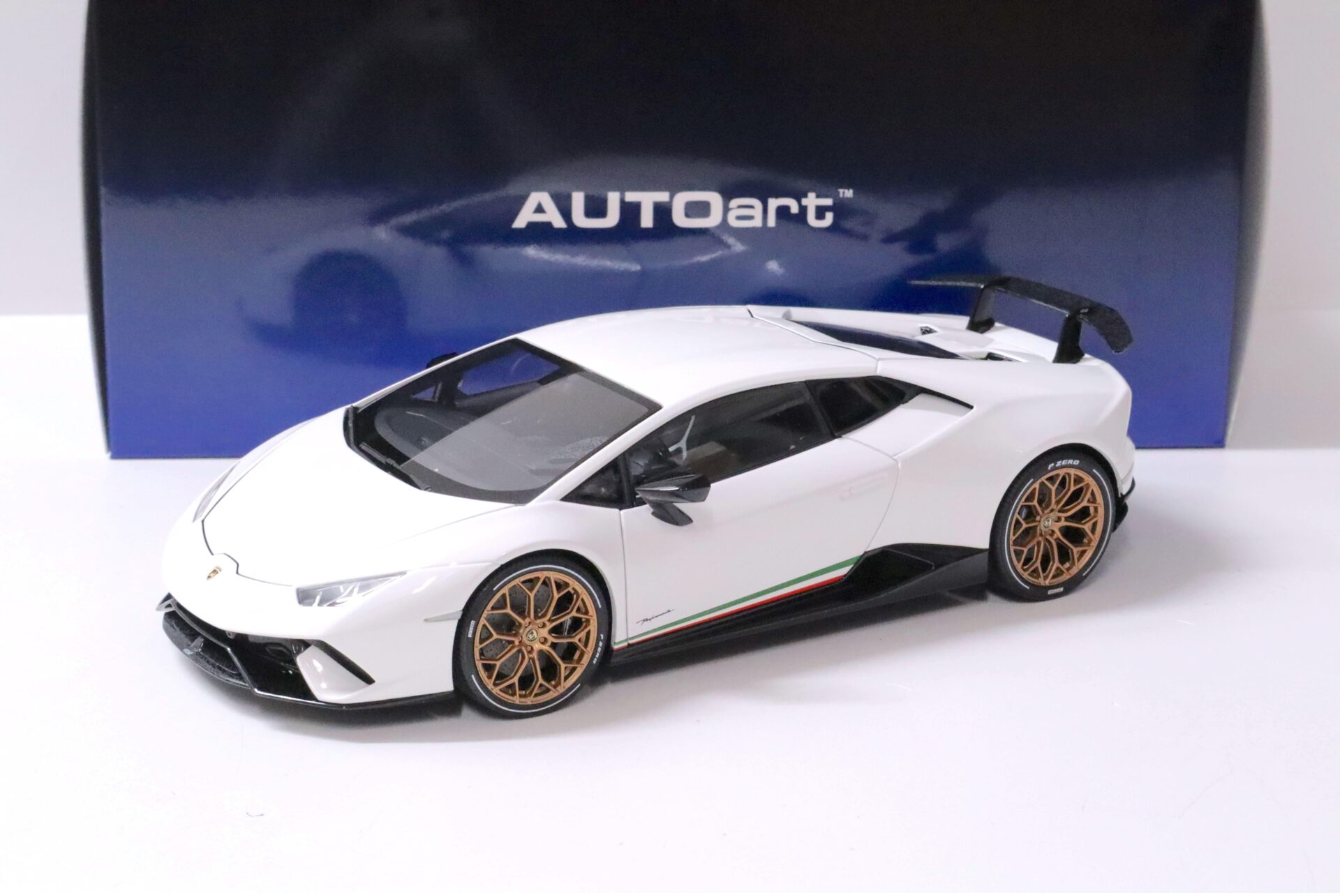 1:18 AUTOart Lamborghini Huracan Performante Bianco Monocerus/ solid white
