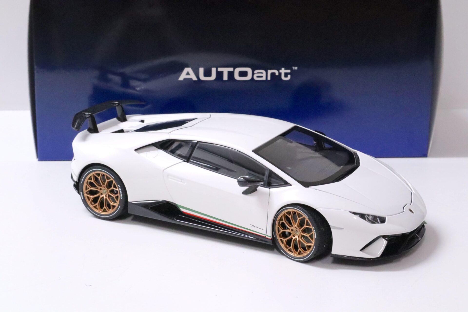 1:18 AUTOart Lamborghini Huracan Performante Bianco Monocerus/ solid white