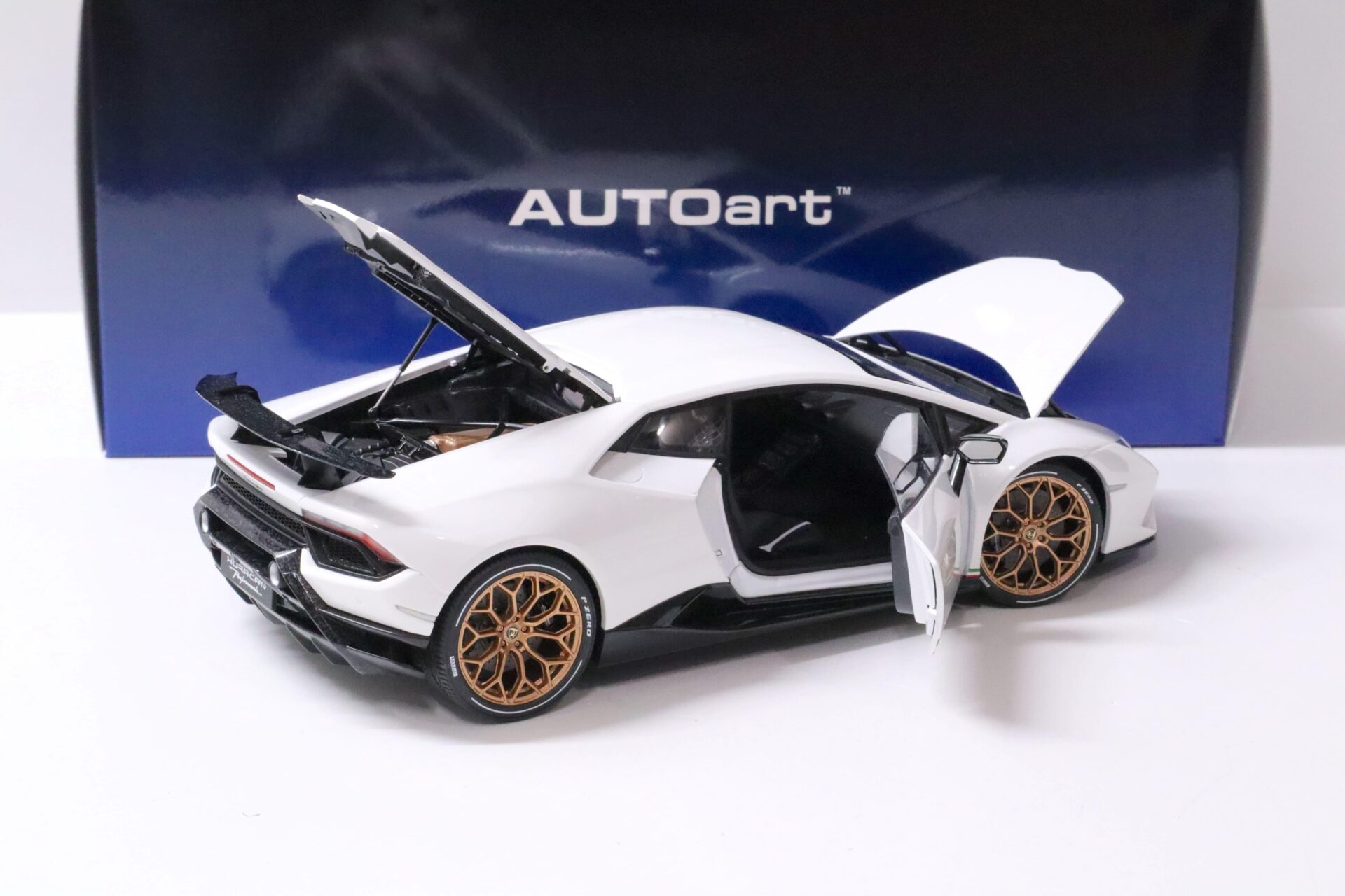 1:18 AUTOart Lamborghini Huracan Performante Bianco Monocerus/ solid white