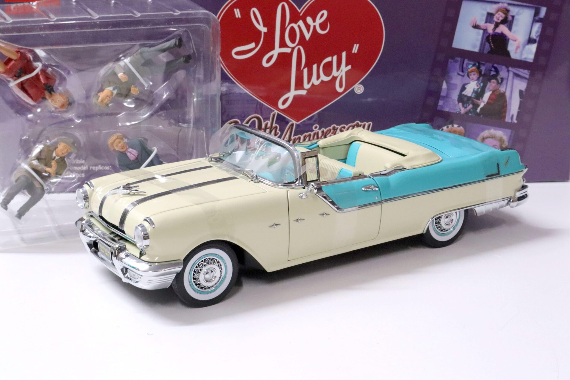1:18 Sun Star 1955 Pontiac Star Chief Convertible *I LOVE LUCY* Nautilus blue/ white