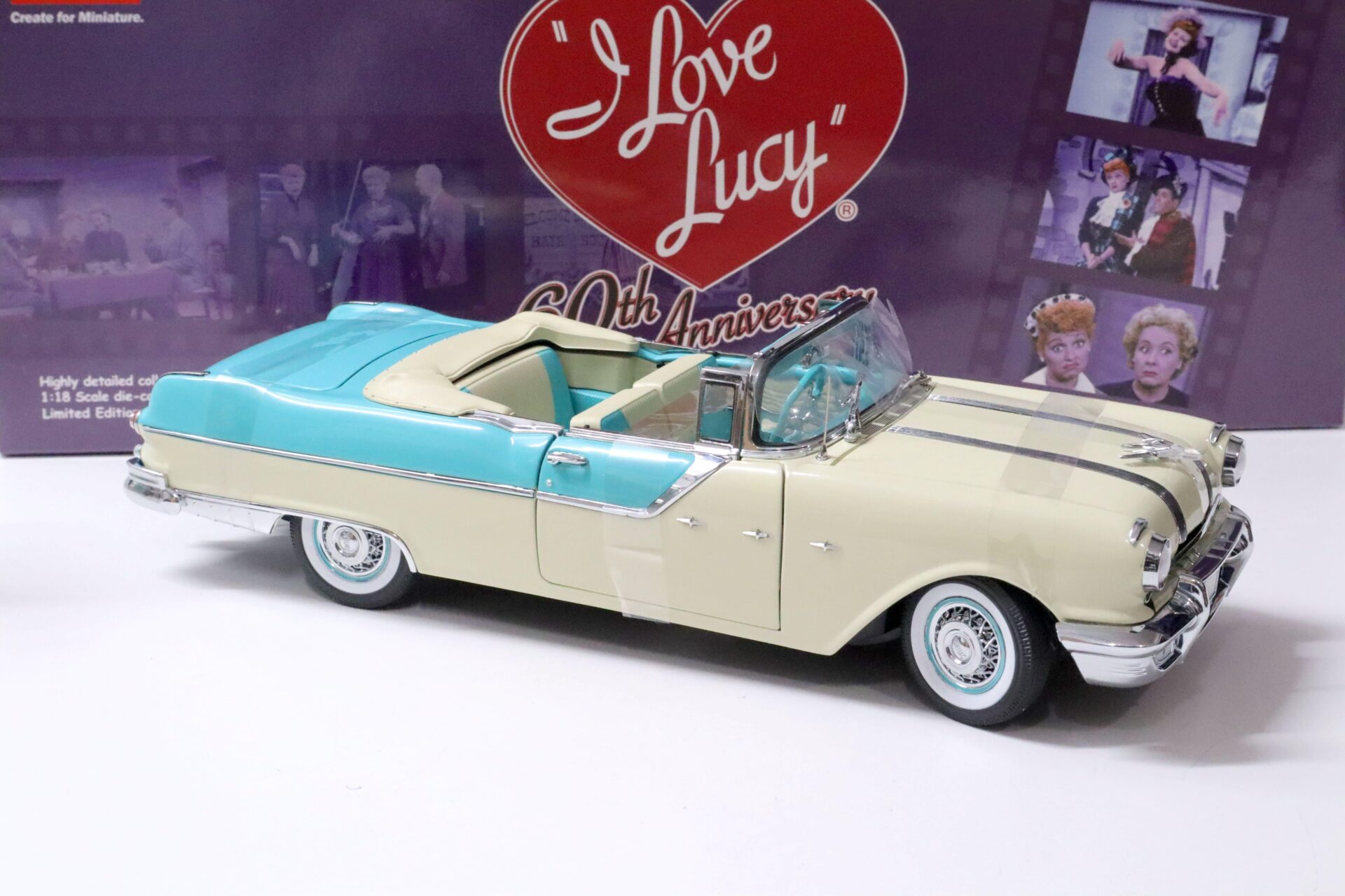 1:18 Sun Star 1955 Pontiac Star Chief Convertible *I LOVE LUCY* Nautilus blue/ white