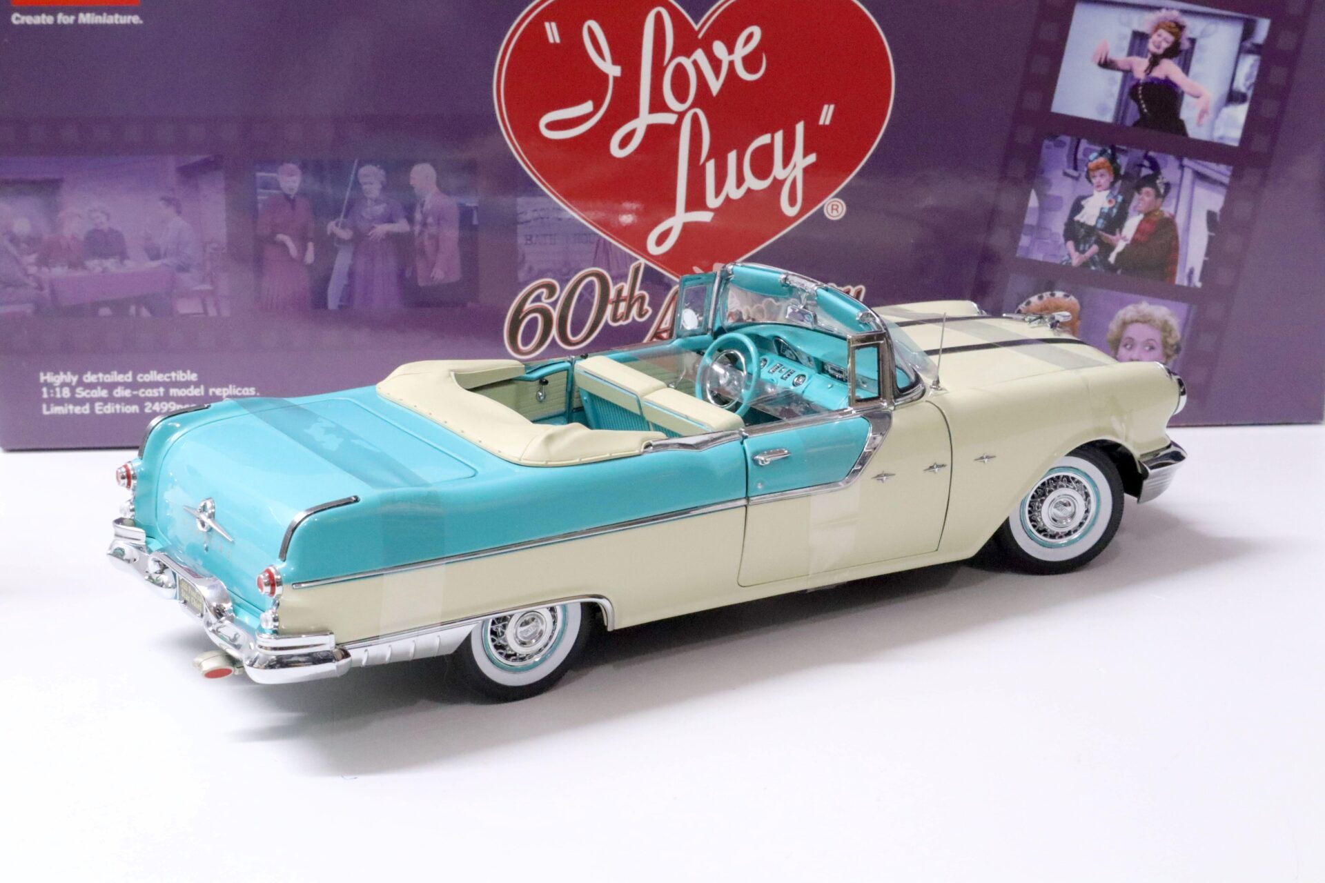 1:18 Sun Star 1955 Pontiac Star Chief Convertible *I LOVE LUCY* Nautilus blue/ white