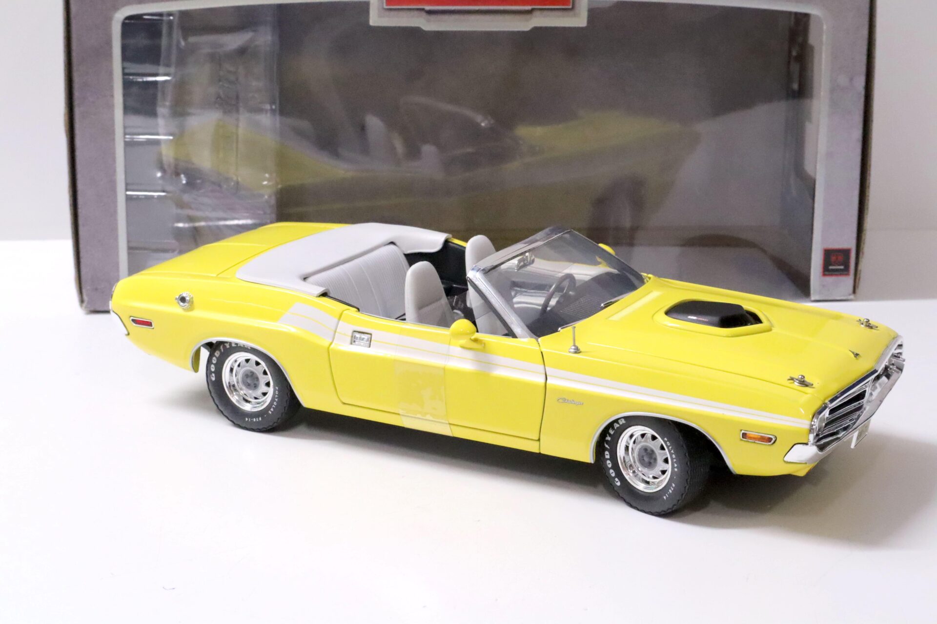 1:18 Greenlight 1971 Dodge Challenger Convertible Muscle Car Garage yellow